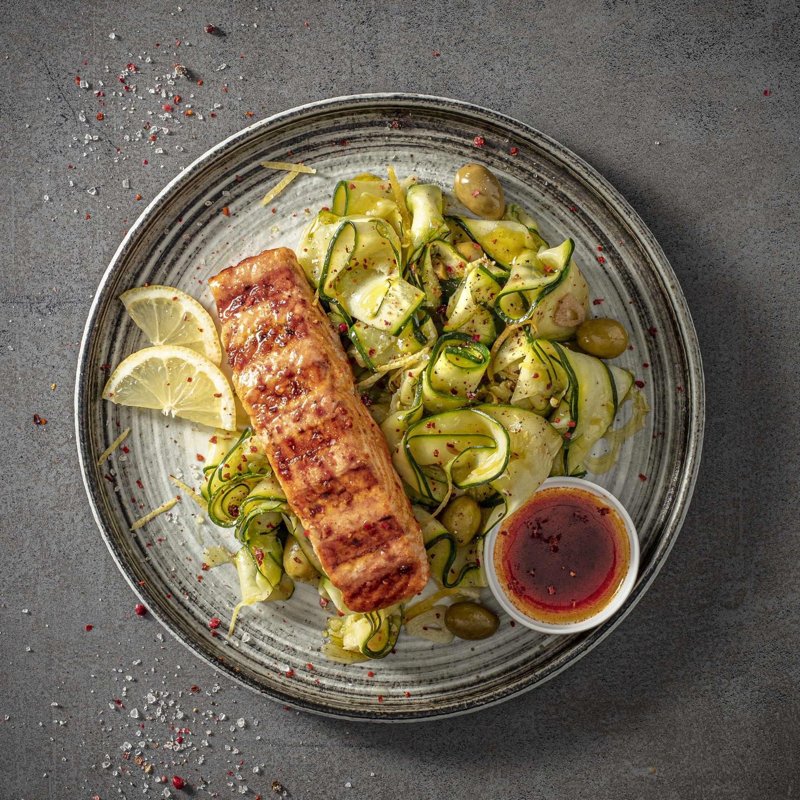 Paprikazalm en gebakken courgettelinten