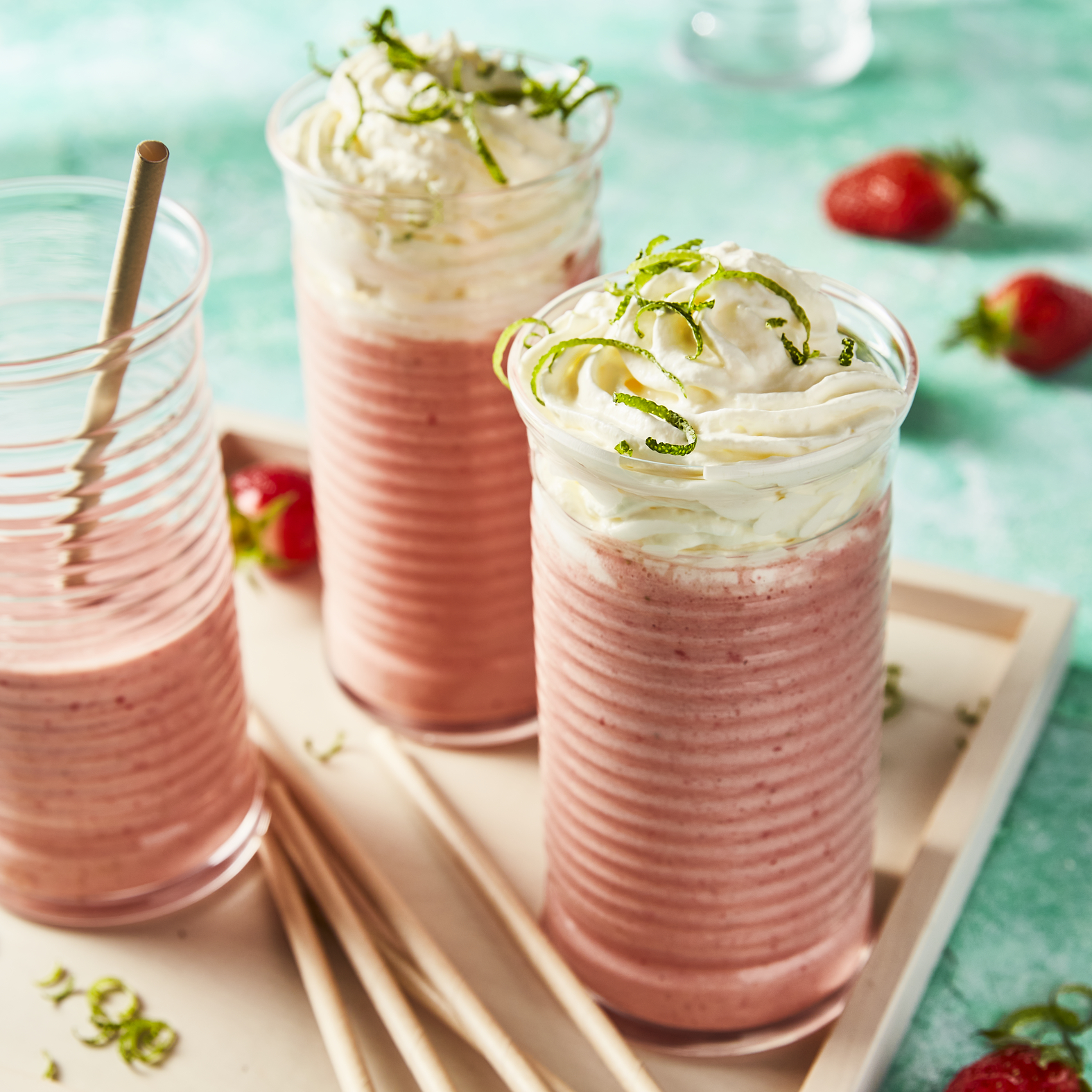 Erdbeermilchshake mit Vanilleeis und Limettenschlagsahne