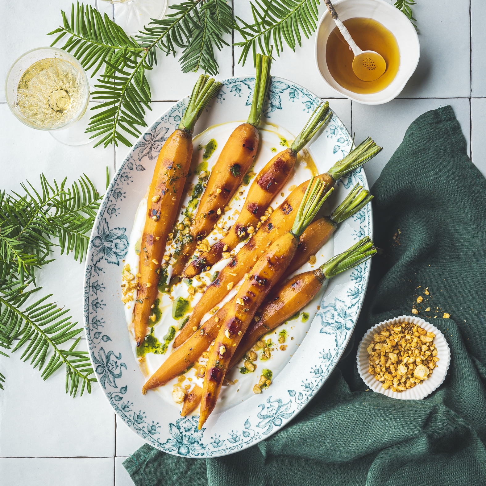Carote grigliate con salsa allo yogurt e pesto