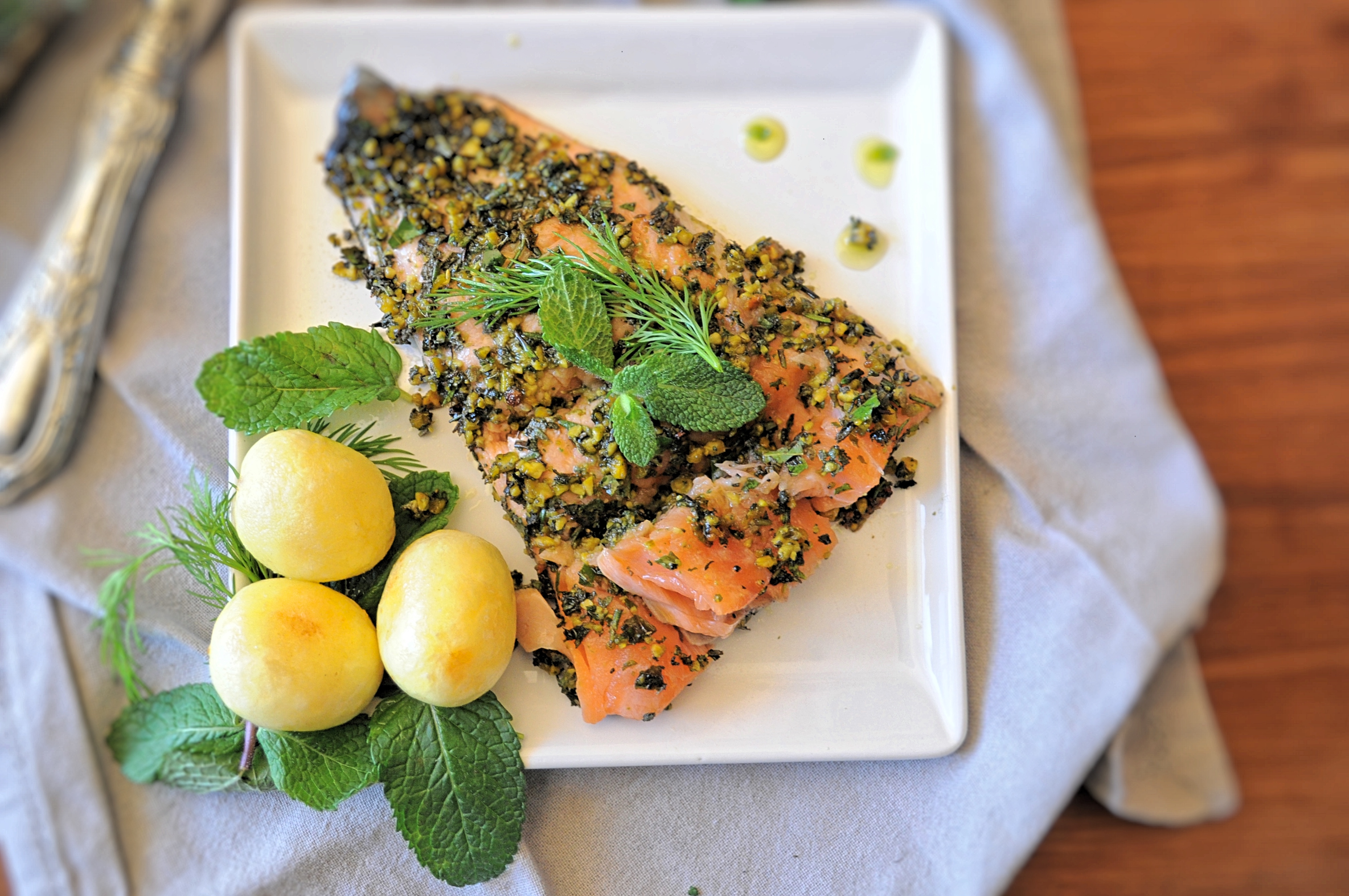 Salmone pistacchi e erbe