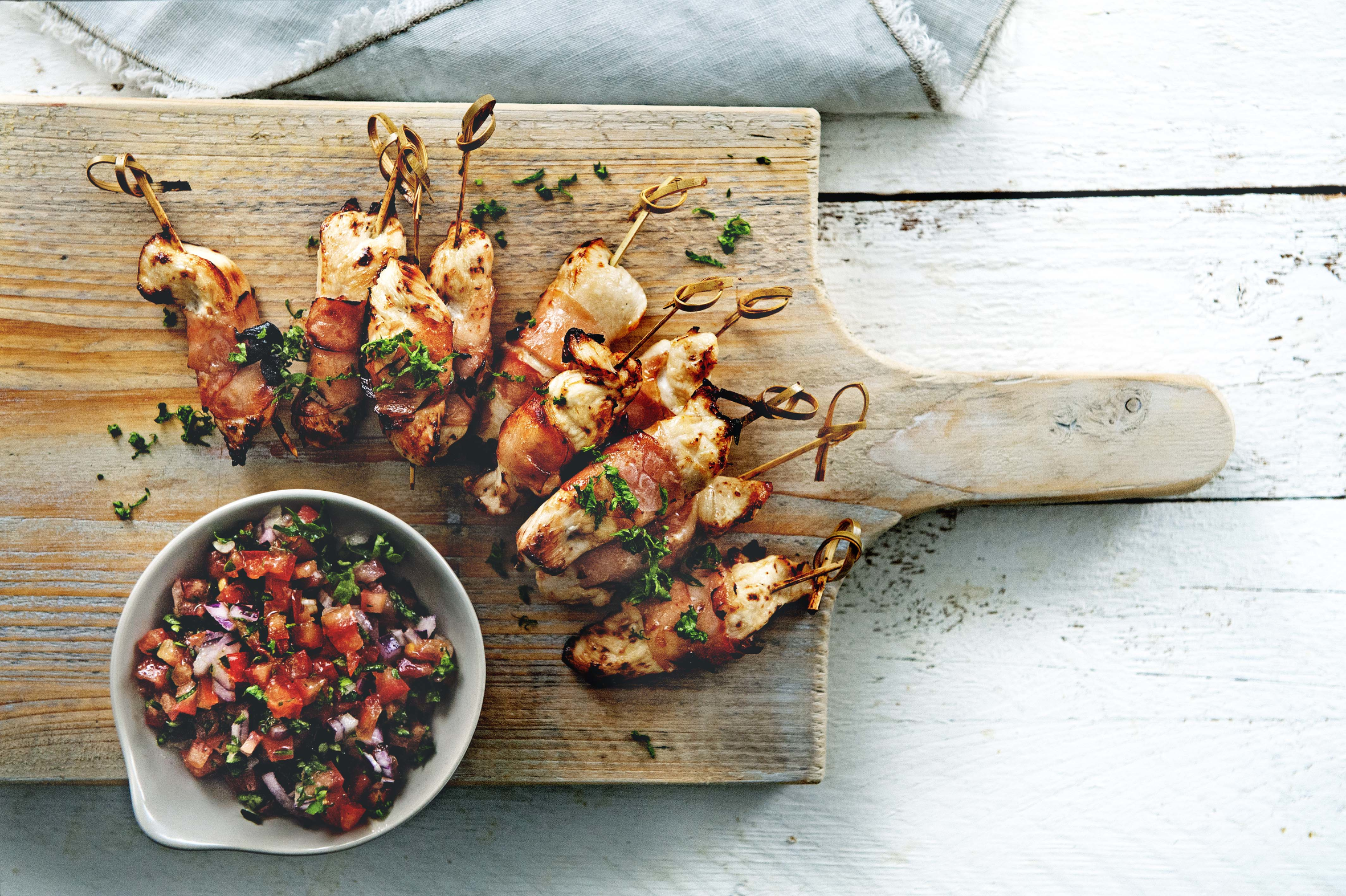 Kip-baconspiesjes met honing & frisse tomatensalsa