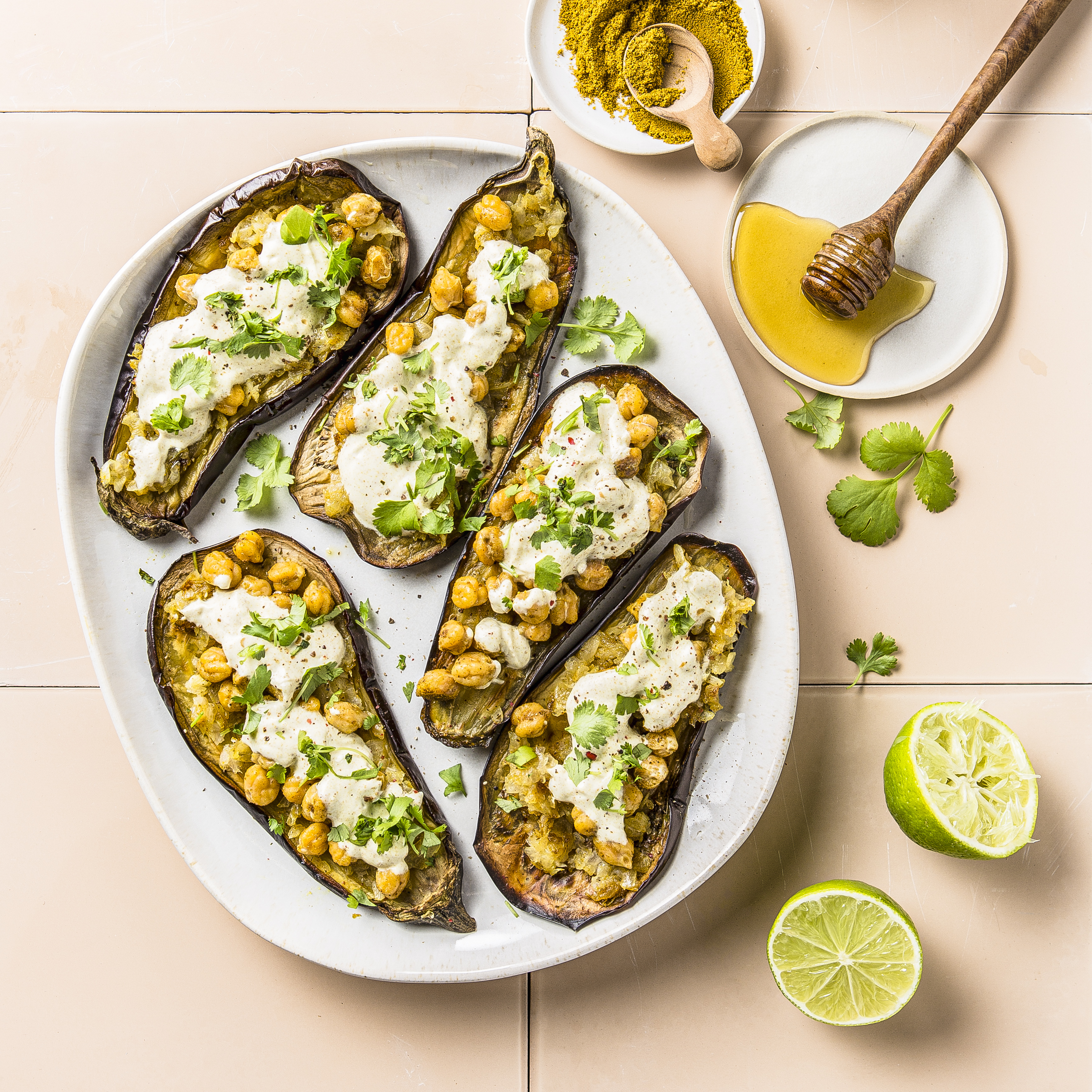 Berenjenas al horno con salsa de yogur y curry