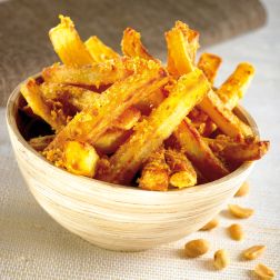 Pommes frites mit Erdnüssen und Baconchips