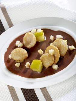 Weißwurst mit Apfel und Blutwurstsoße