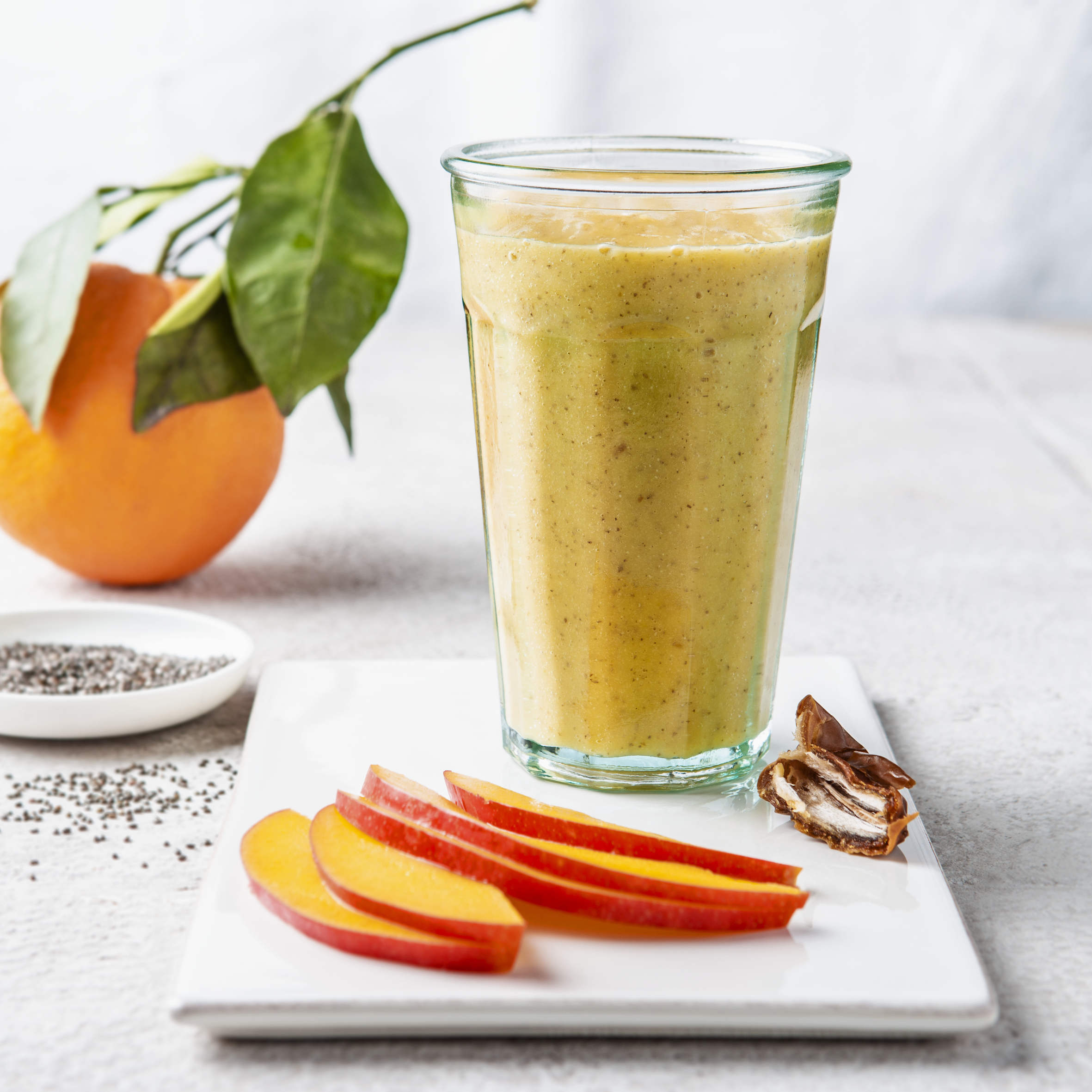 Mango-Kokoswasser-Milchshake mit Passionsfrucht