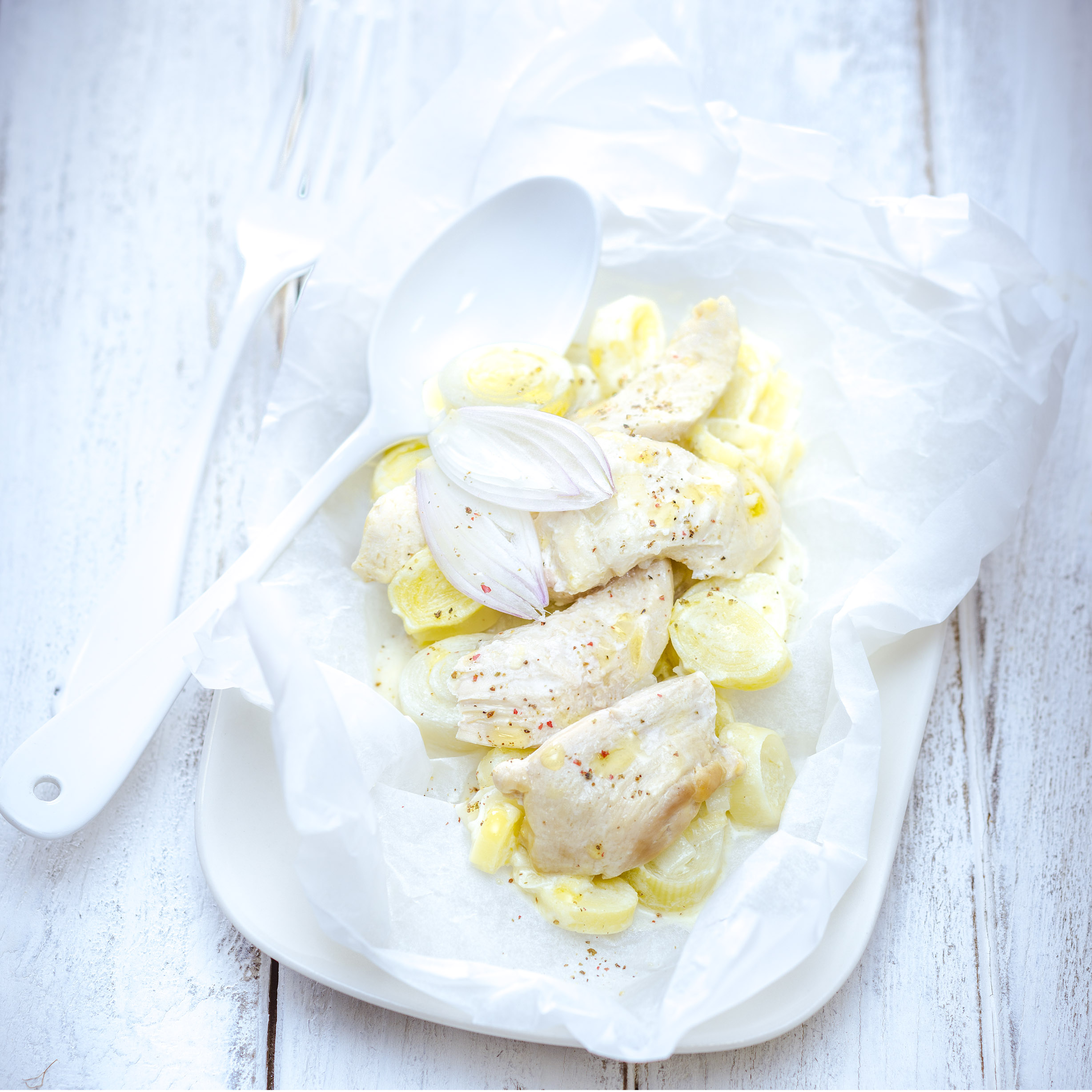 Pechugas de pollo en papillote con puerros y salsa blanca