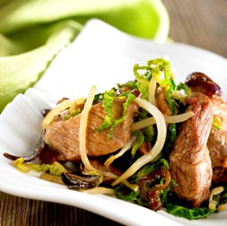 Gerührtes Schweinefleisch mit Grünkohl
