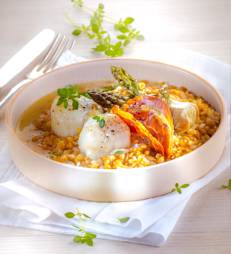 Risotto de escanda con espárragos, alcachofas, vieiras y tiras crujientes de pancetta
