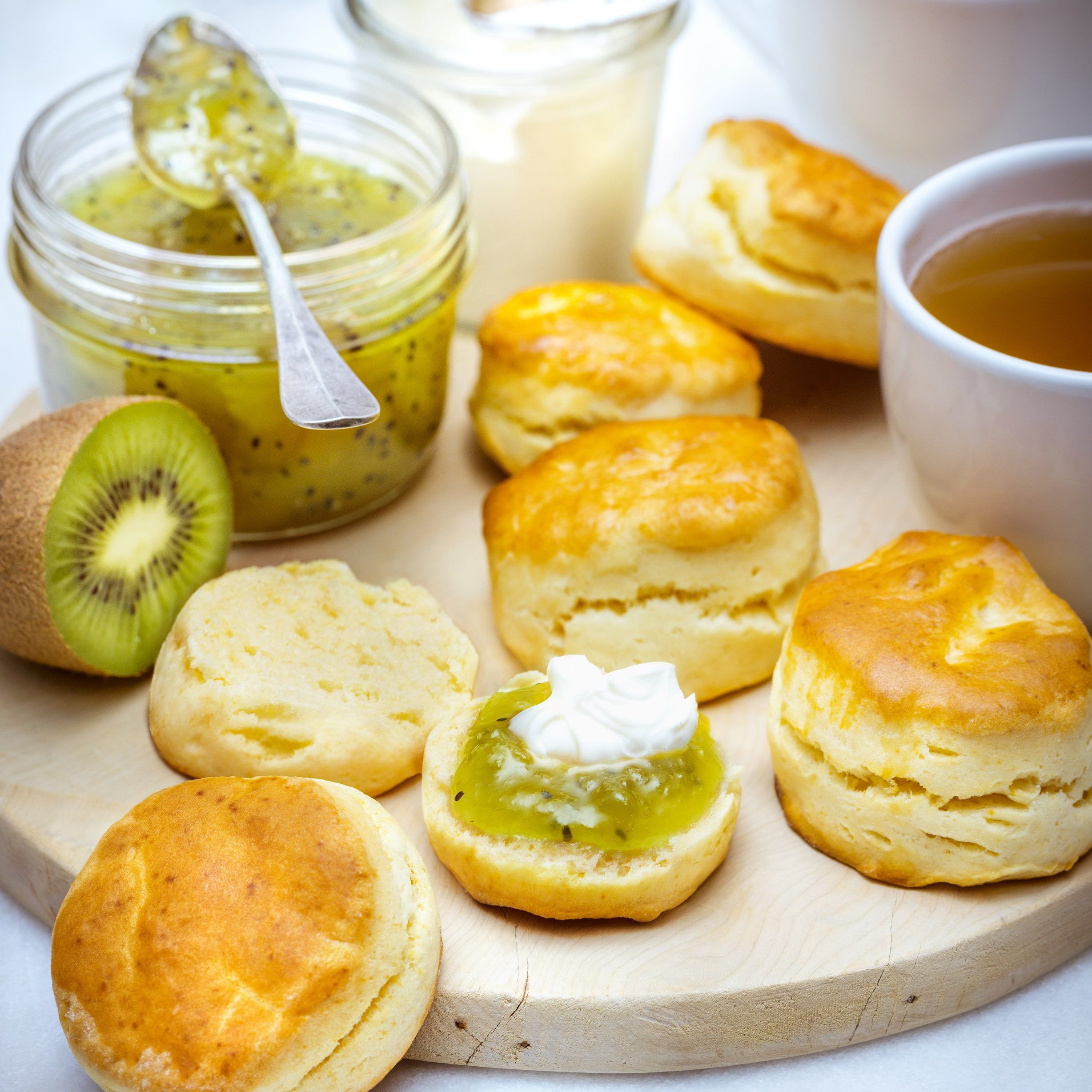 Scones e doce de quivi