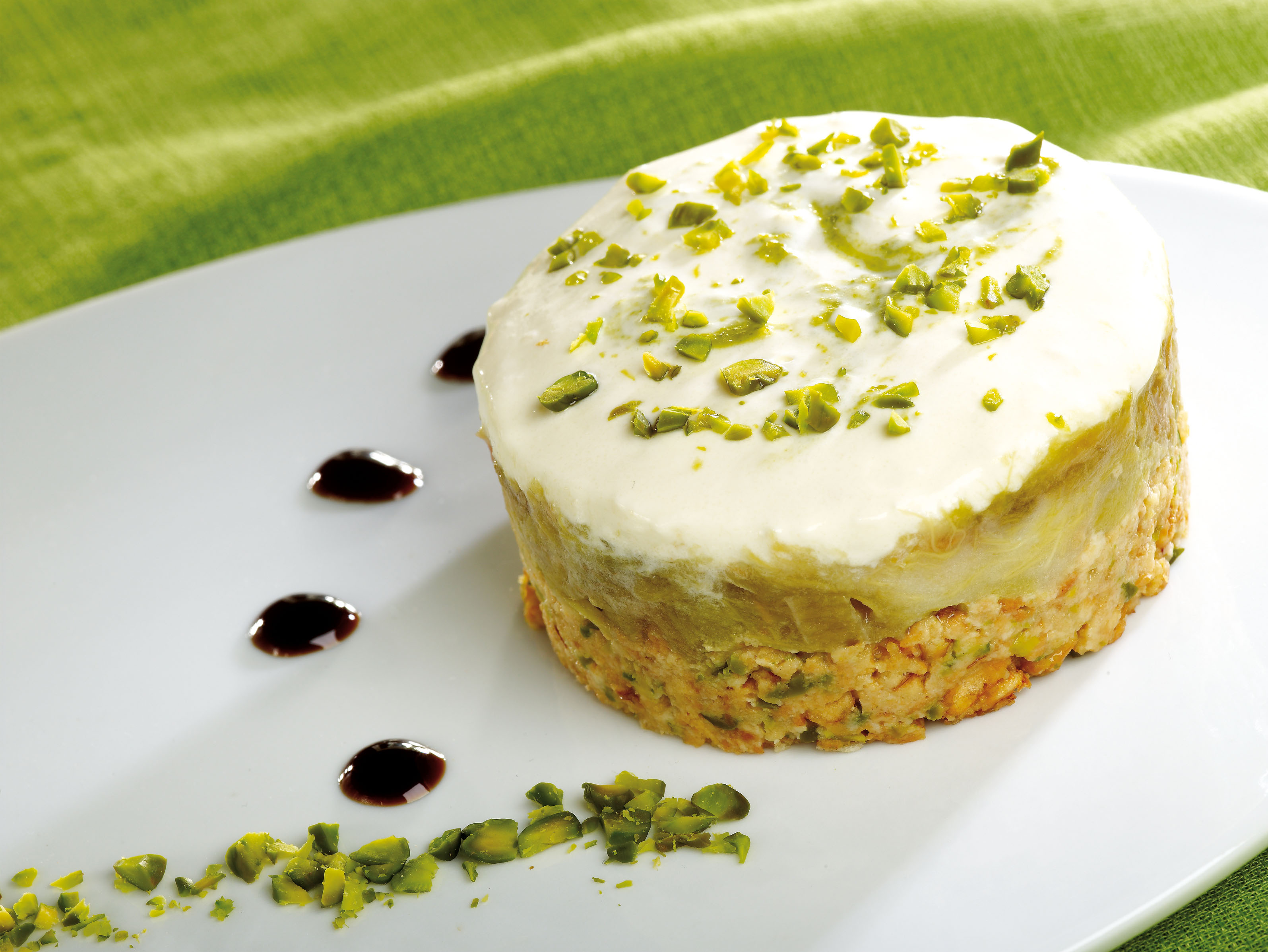Joghurt-Kuchen mit Rhabarber und Pistazien
