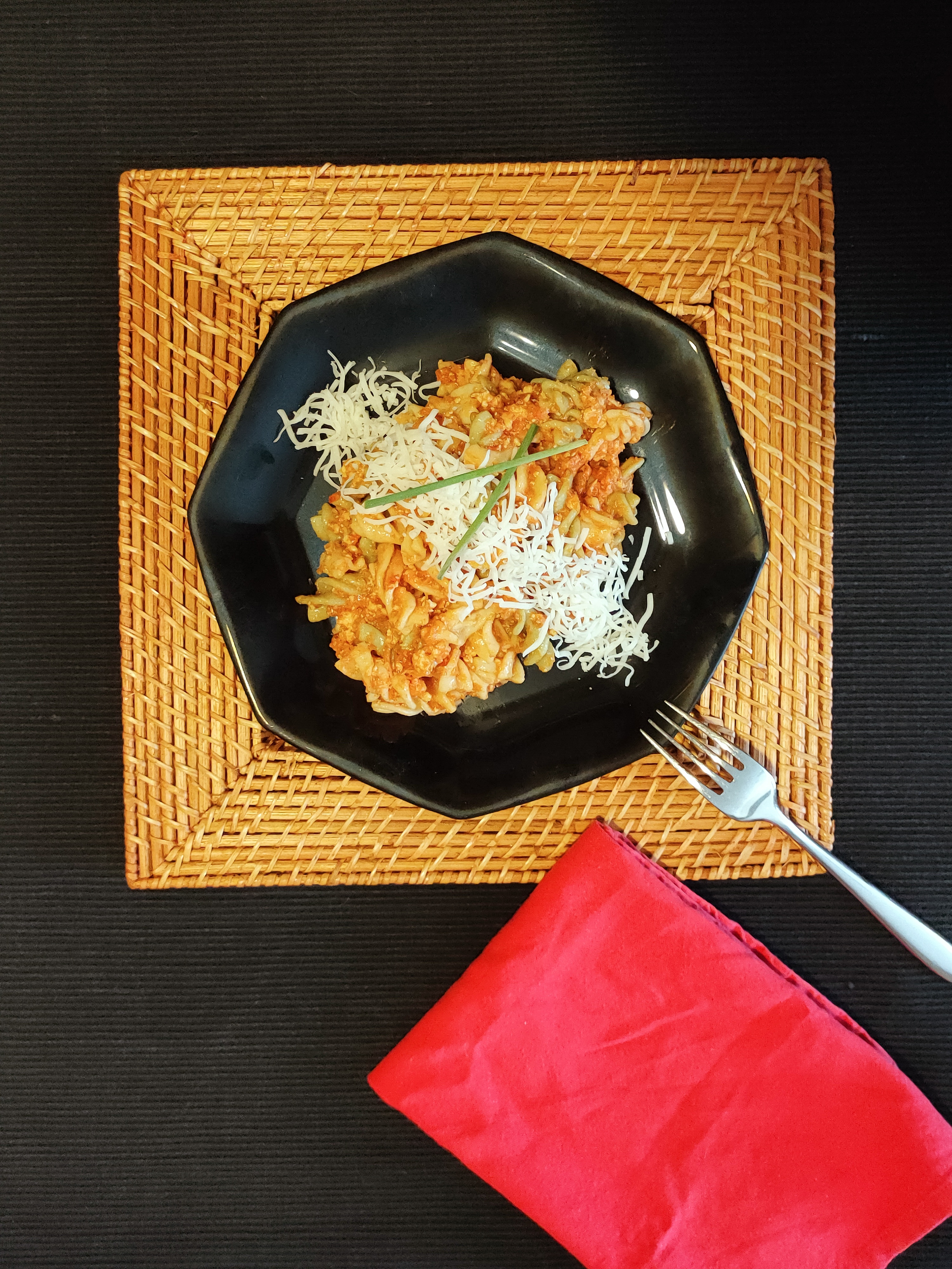 Pasta con salsa de tomate y pimientos