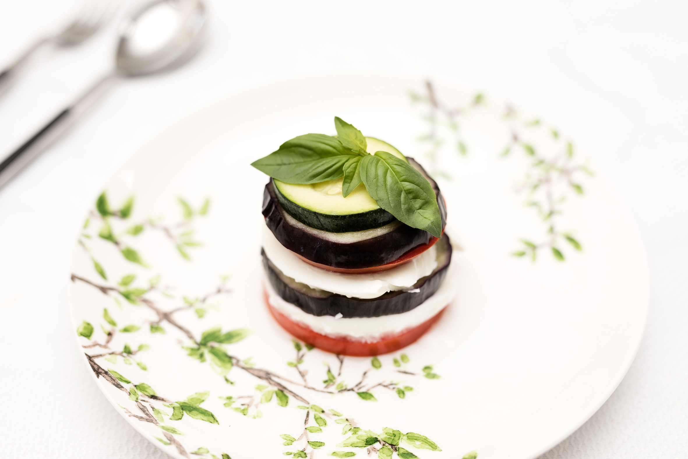 Milhojas de calacabín, berenjena, tomate, queso fresco y albahaca