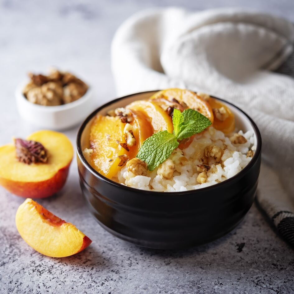 Arroz doce cremoso com nectarinas assadas