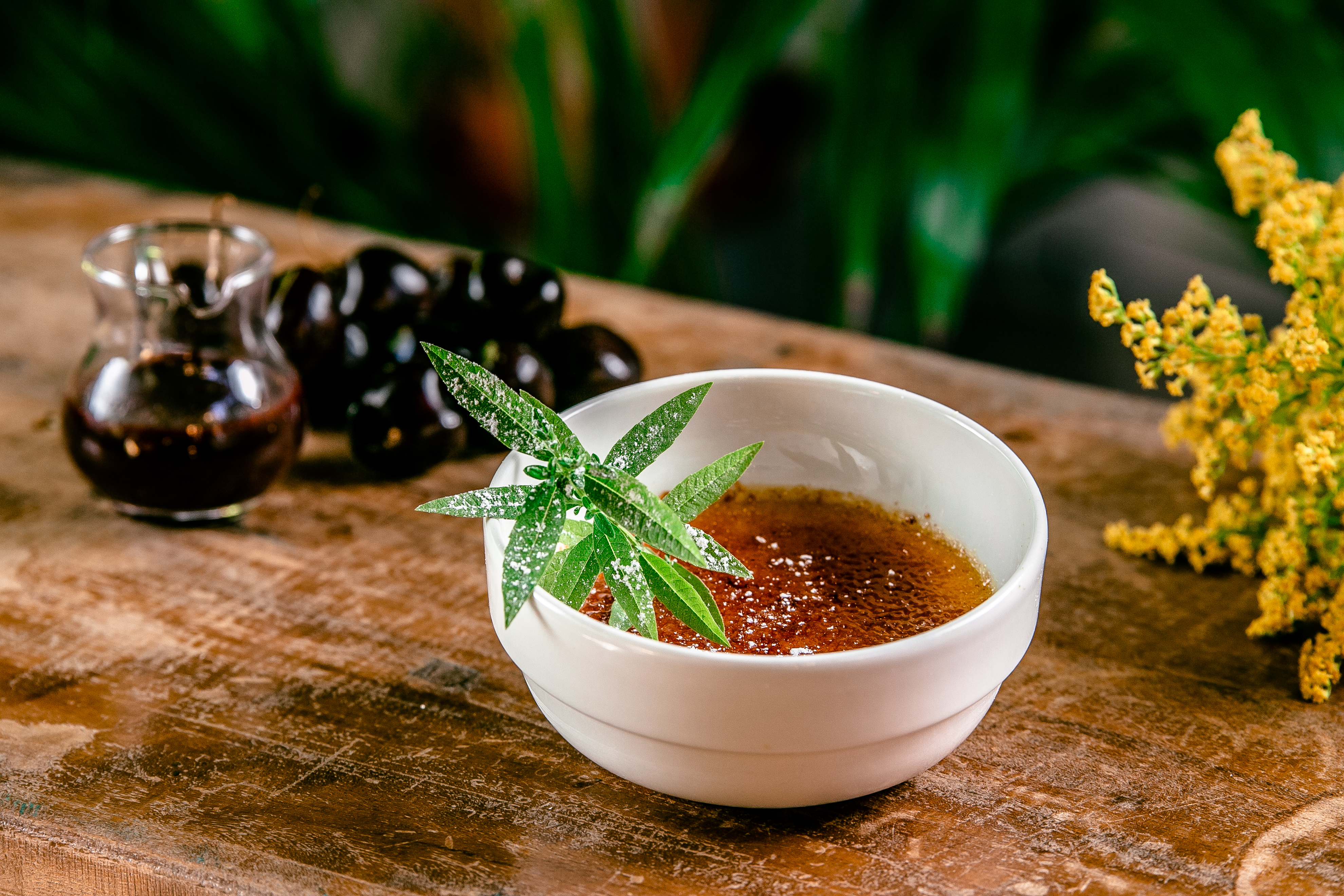 Crema bruciata con zucchero di canna e composta di ciliegie al vin brûlé