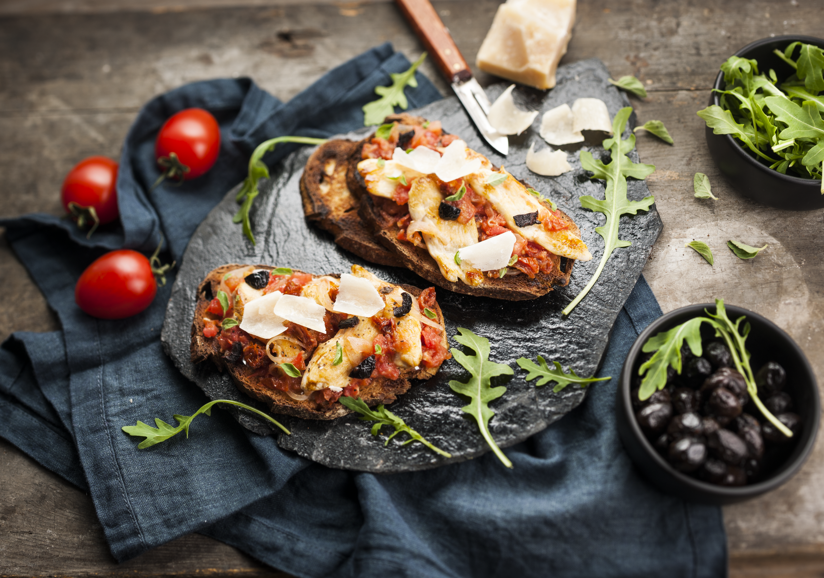 Bruschetta de frango e tomate