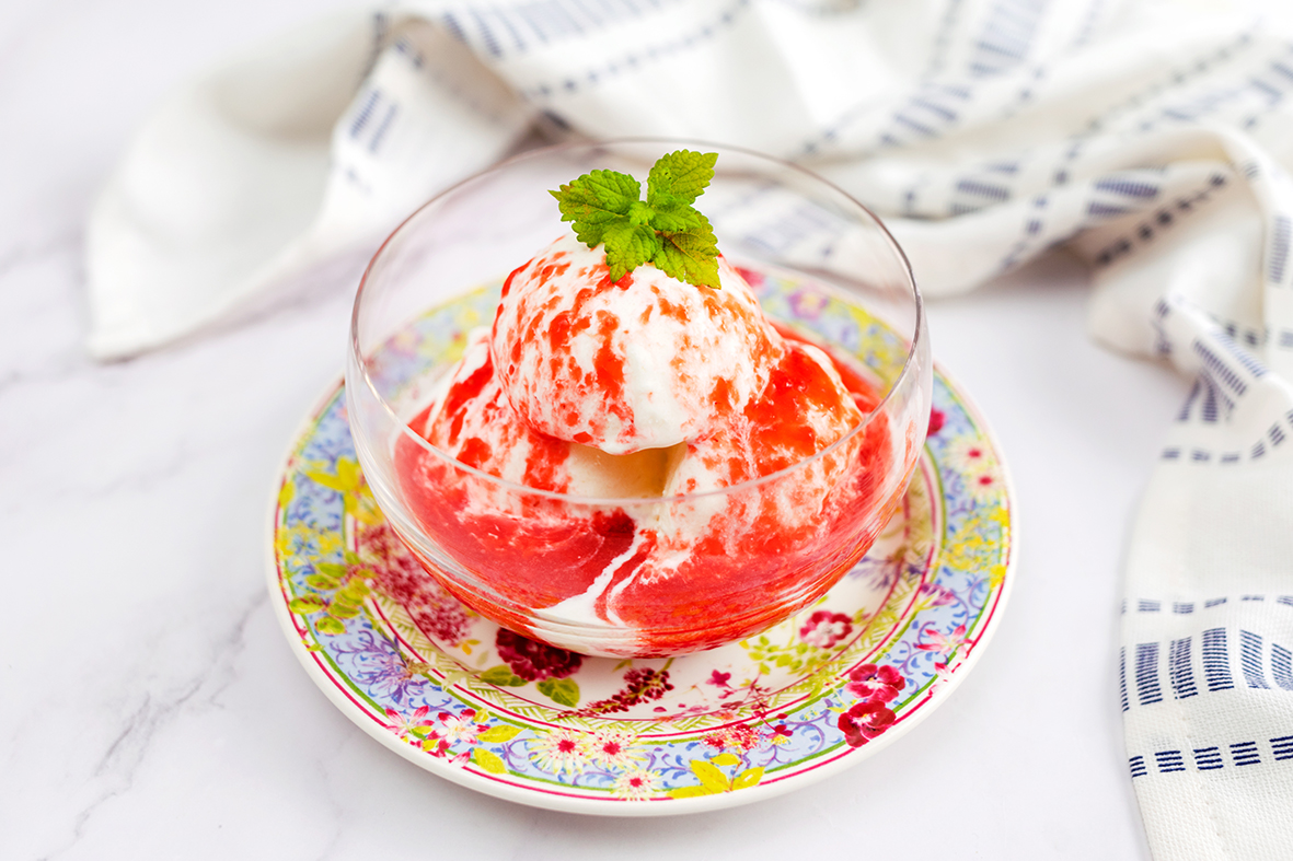 Helado de yogur con coulis de fresas