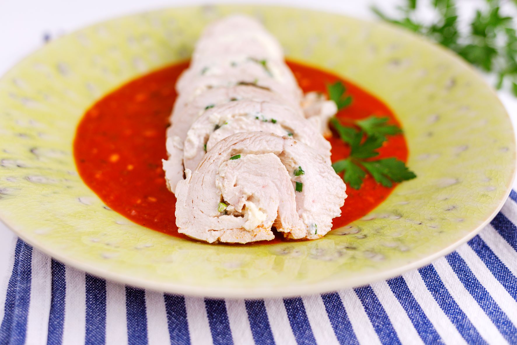 Rulo de pollo con queso vaca que ríe y tomate