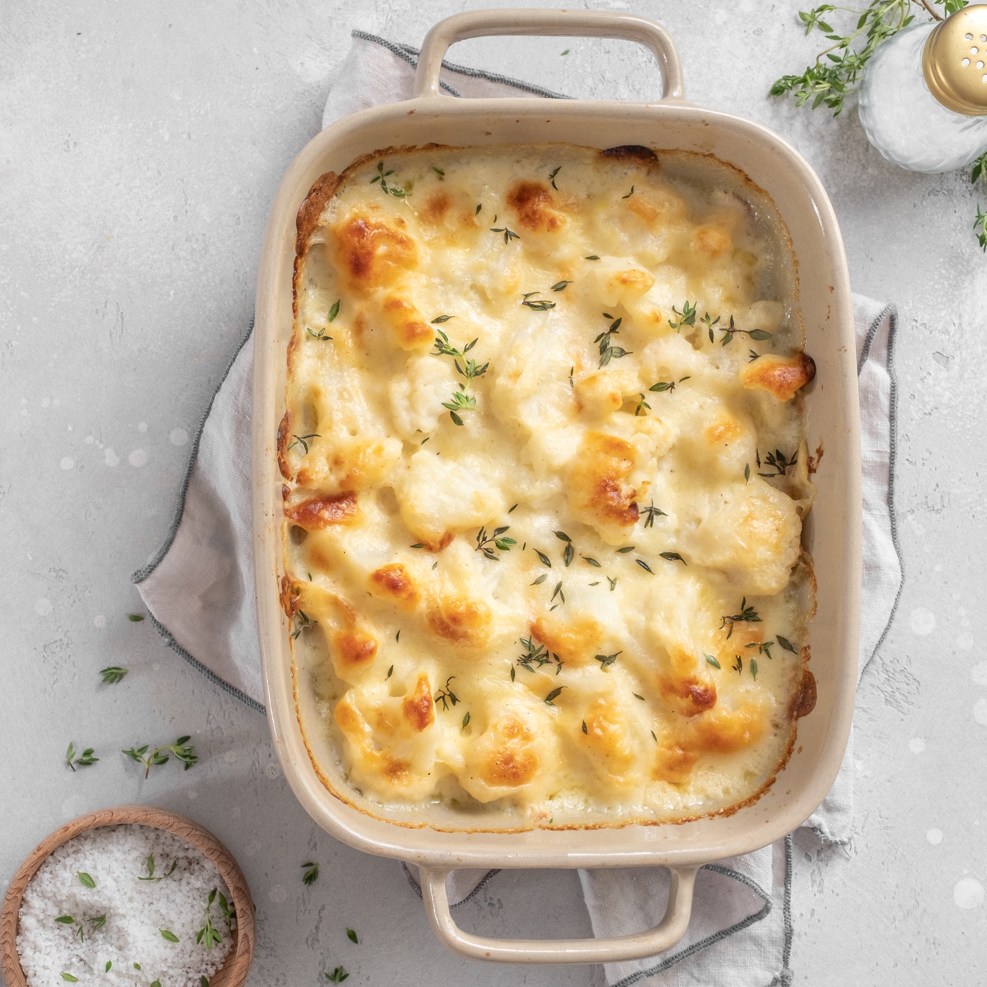 Gratin de coliflor con espinaca, piñones y queso ricotta