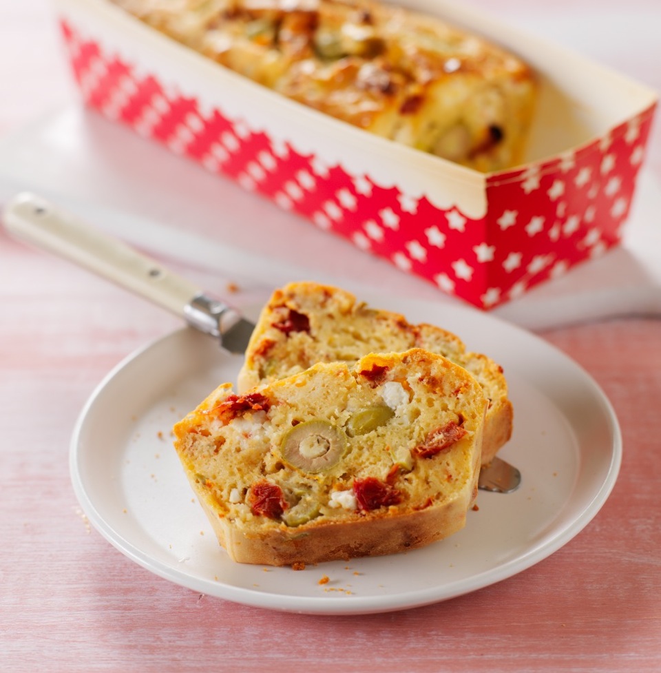Bolo de tomate seco, azeitonas e queijo feta