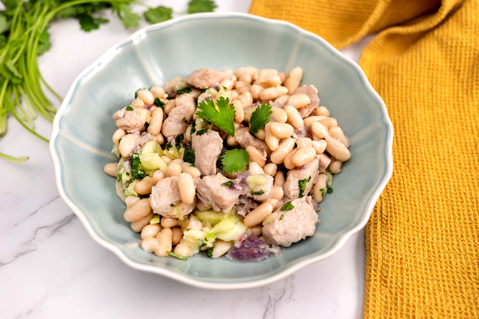 Ensalada de judías blancas, cebolla morada, pepino y pavo