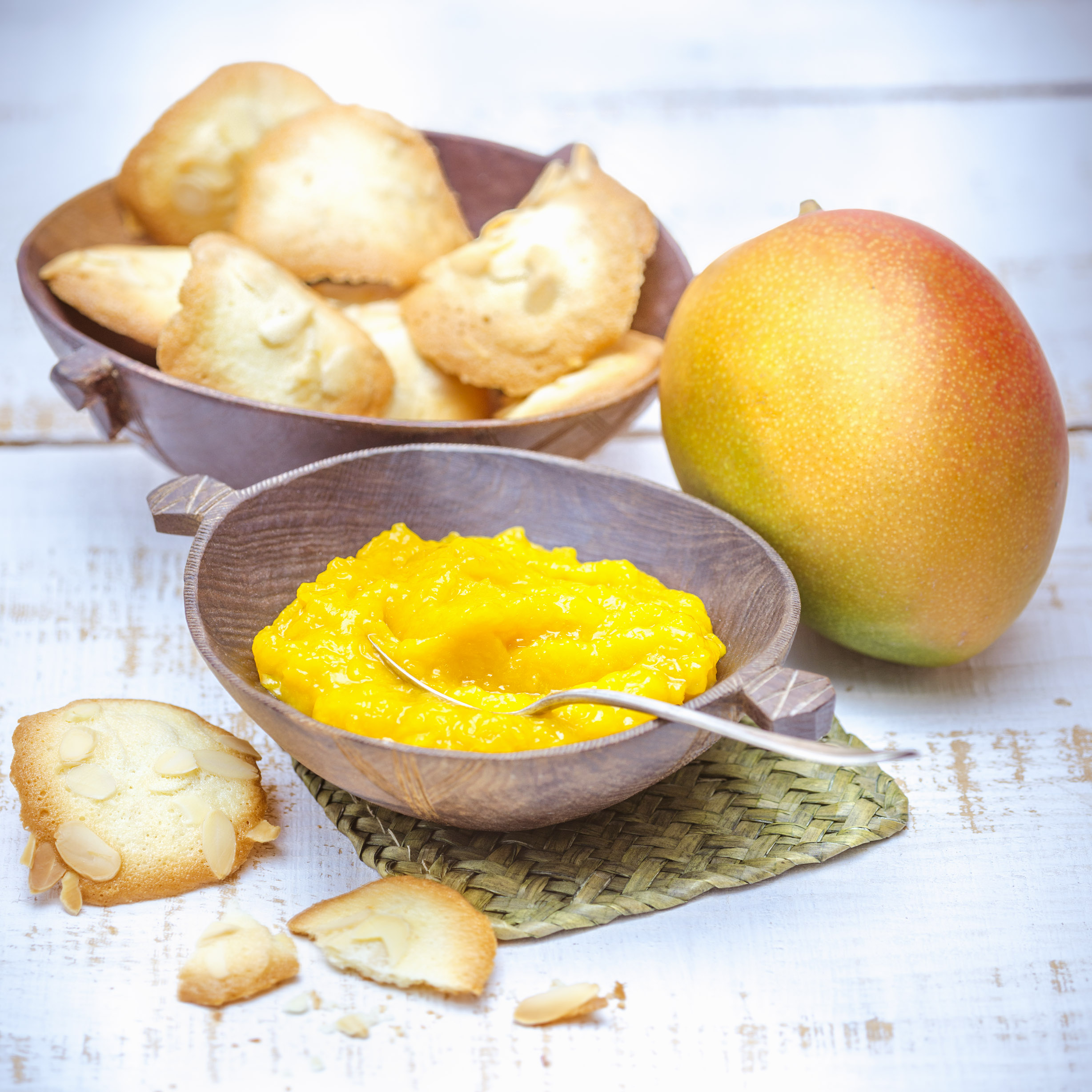 Compota de mangos y tejas de almendras
