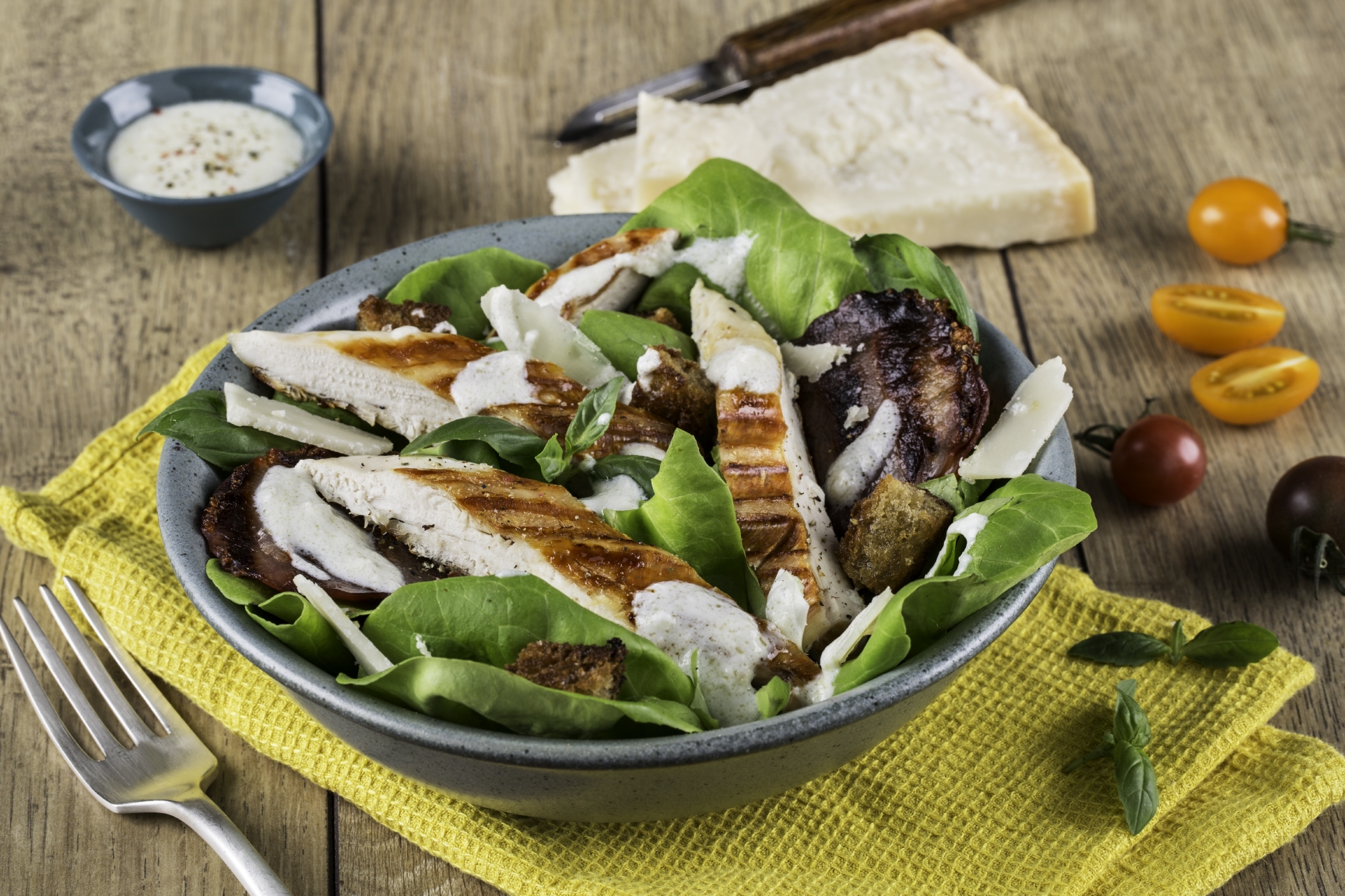 Salada César com bacon grelhado