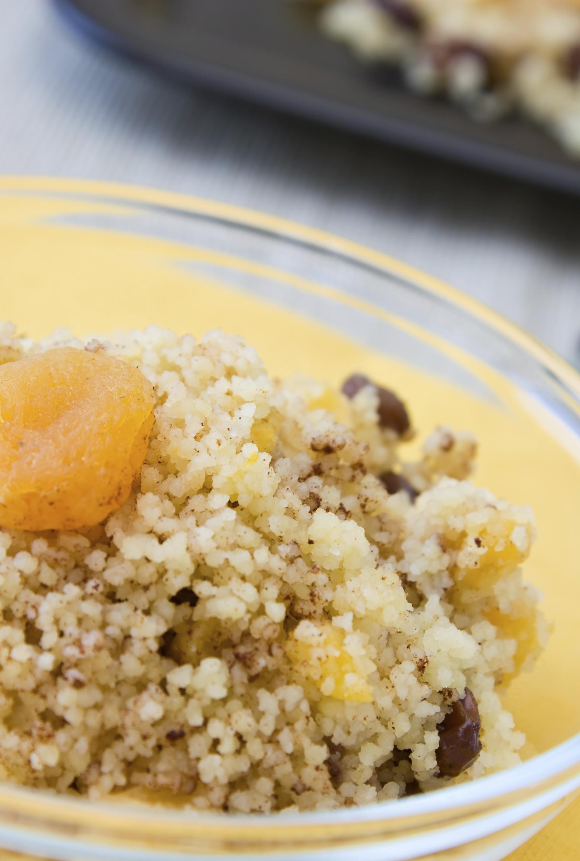 Couscous épicé aux abricots et pignons