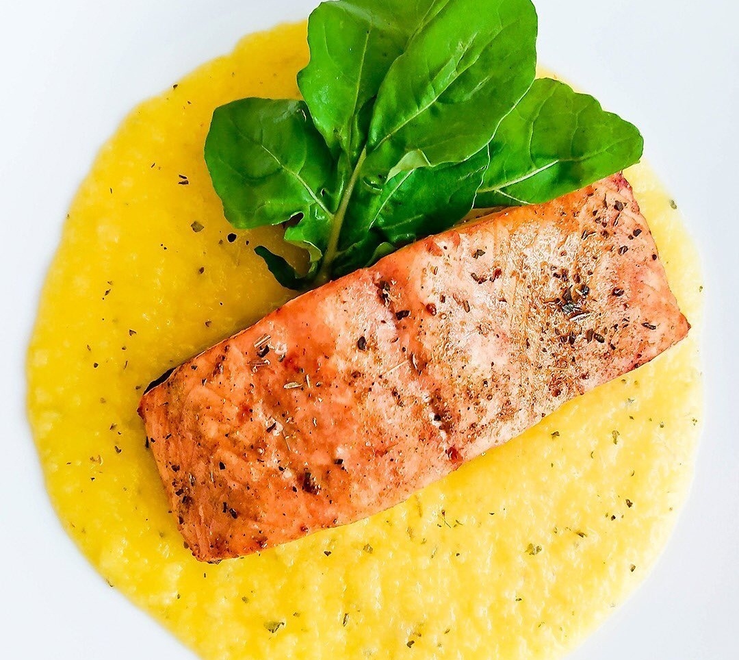 Salmón en salsa de mango y albahaca