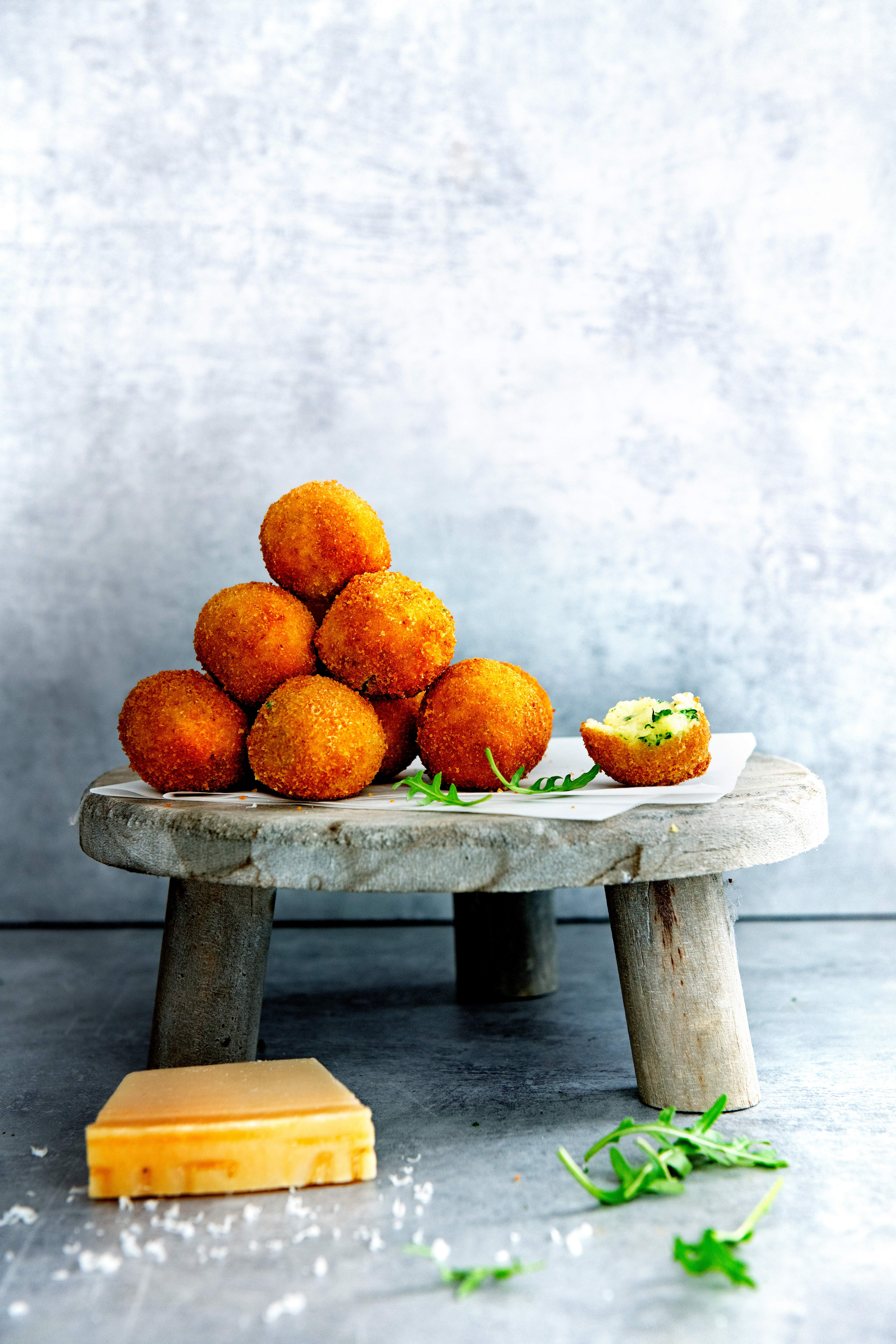 Aardappel-rucolaballetjes met Parmezaanse kaas