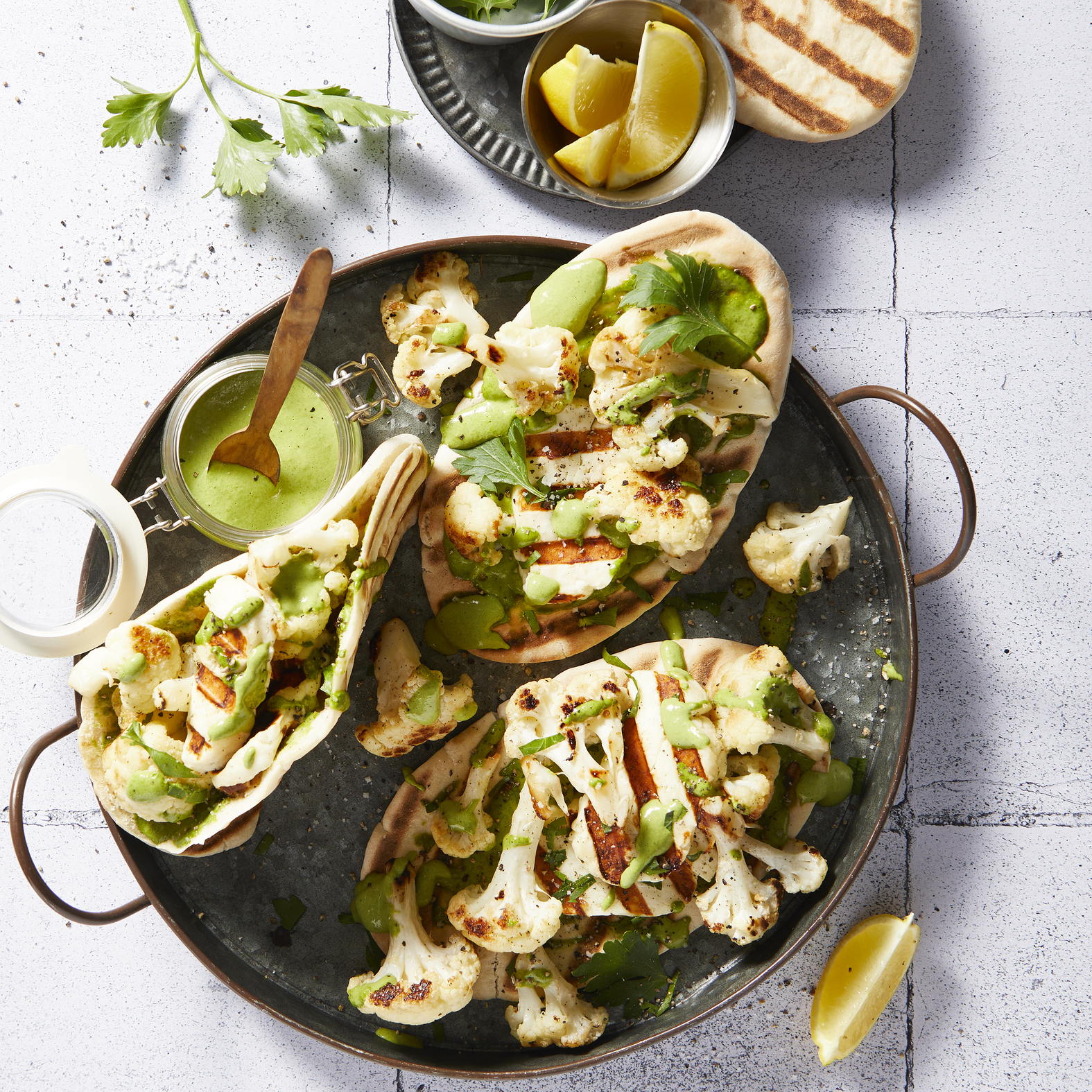 Pita vegana con halloumi alla griglia e cavolfiore