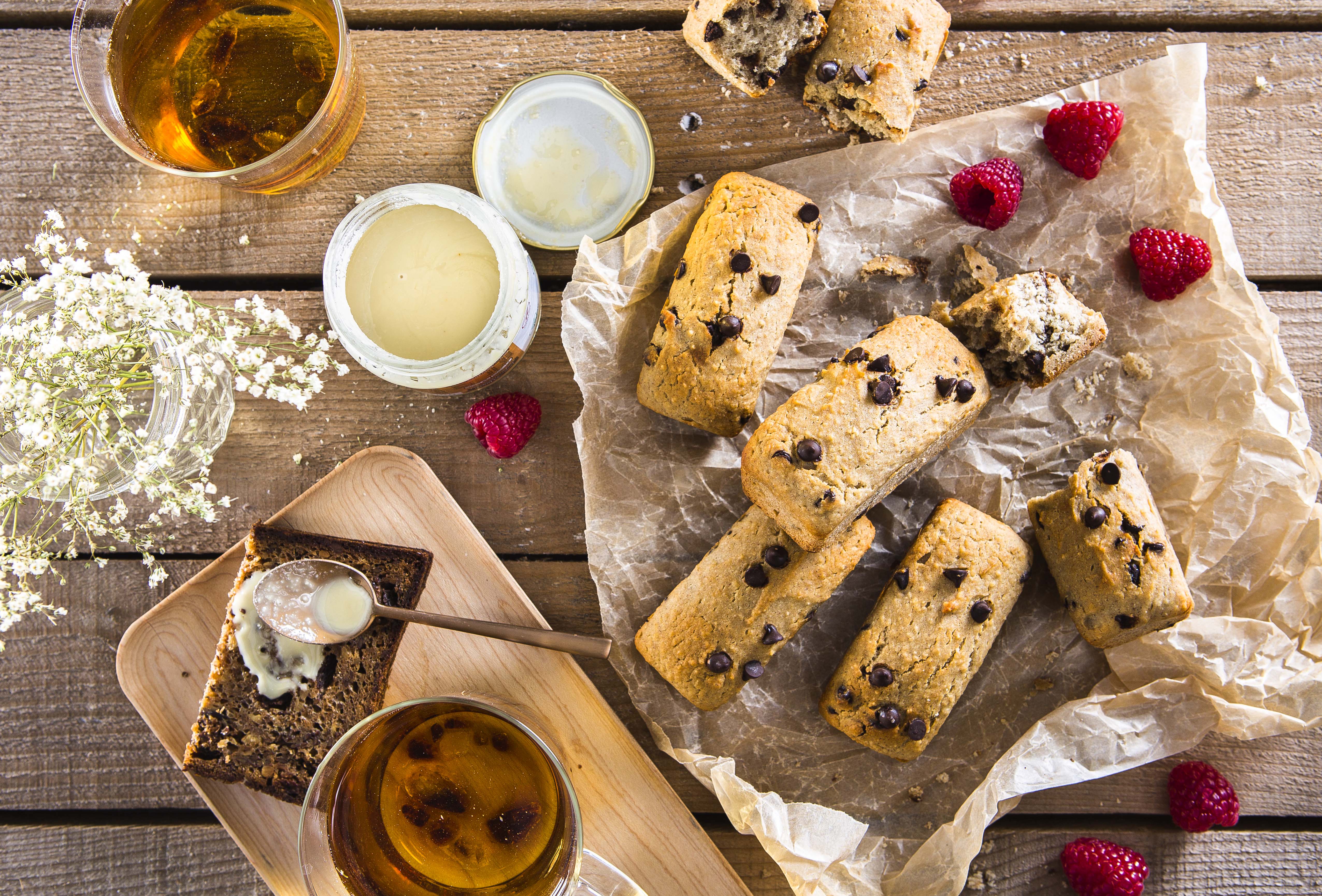 Broodcakejes met banaan en stukjes chocolade