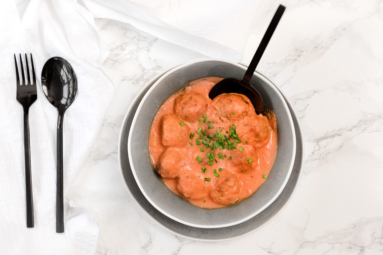 Albóndigas con salsa de tomate y nata