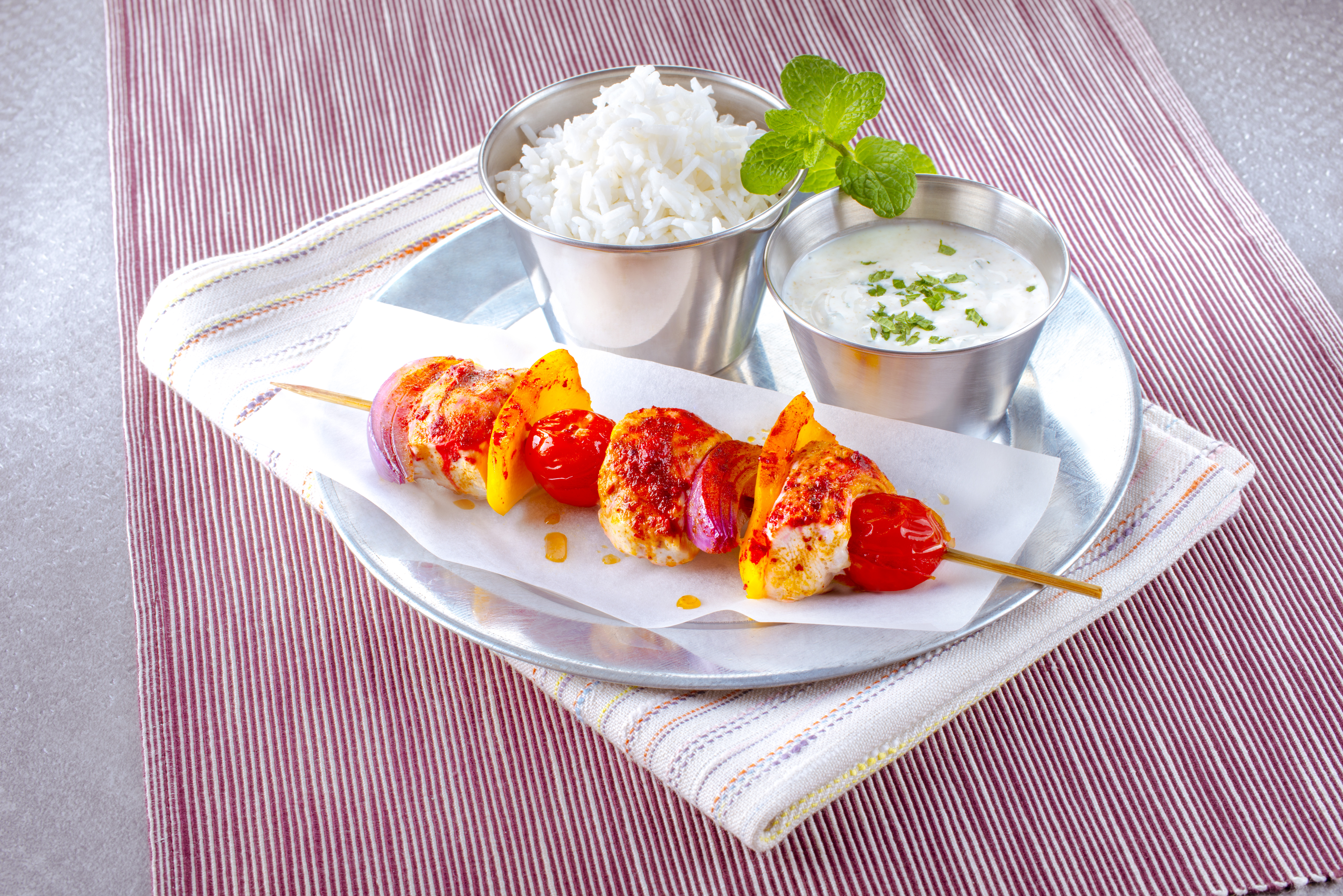 Brochetas de pavo marinadas al estilo tandoori en salsa de menta con yogur