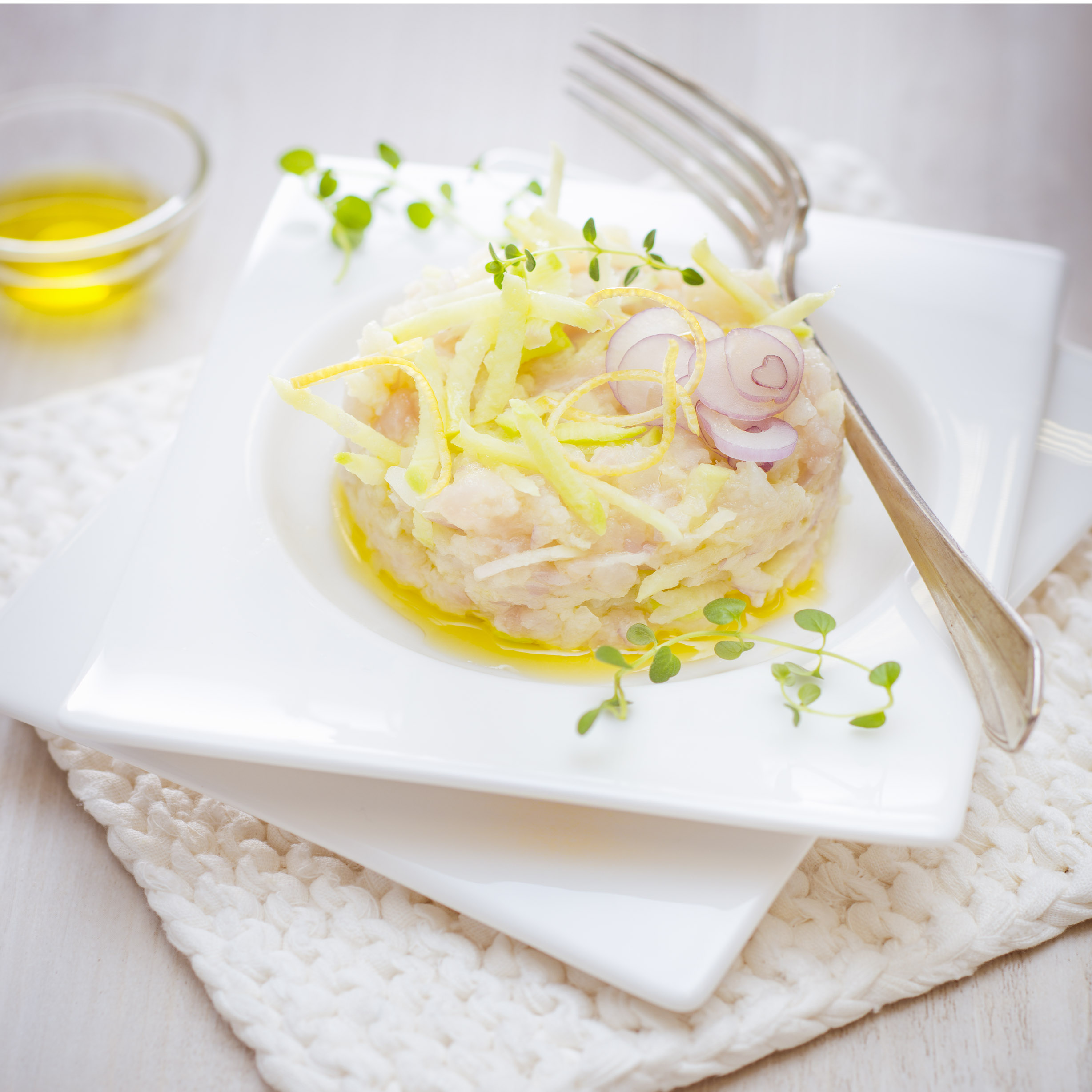 Tártaro de robalo, rabanete branco e cebola roxa