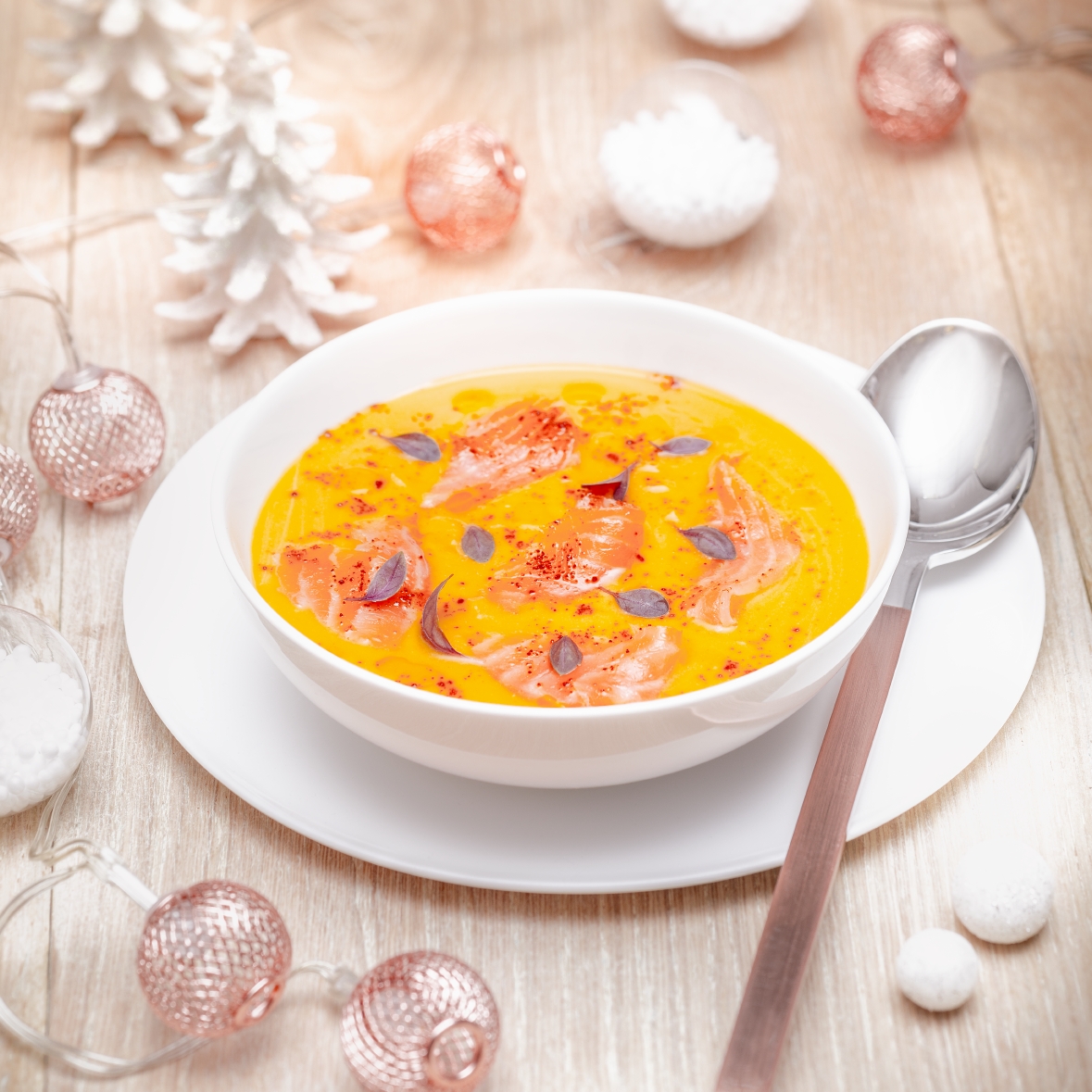 Crema de calabaza con coco y salmón ahumado