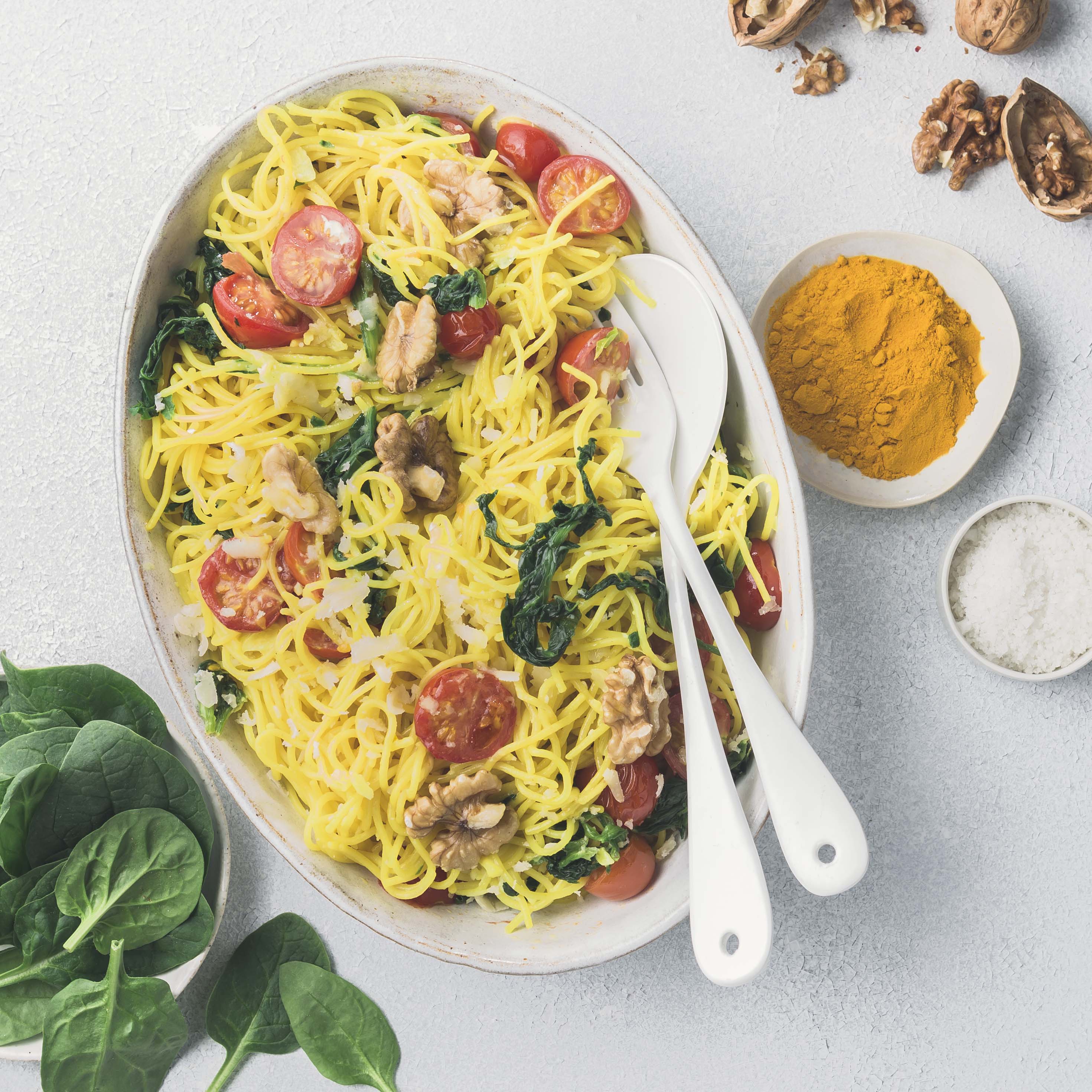 Espaguetis con espinacas y cúrcuma