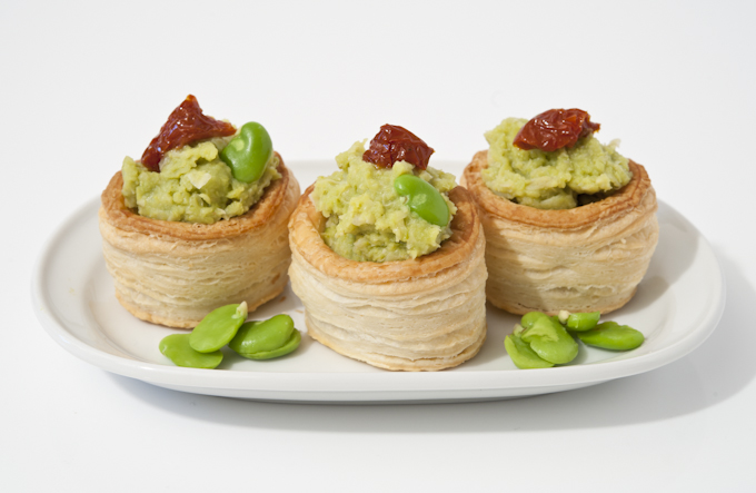 Vol-au-vent con fave e pomodori secchi