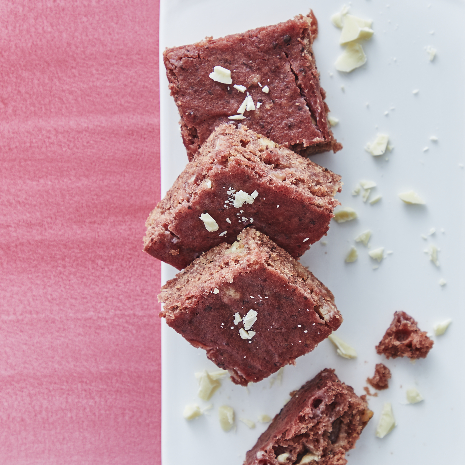 Rosa vegane Blondies mit weißer Schokolade
