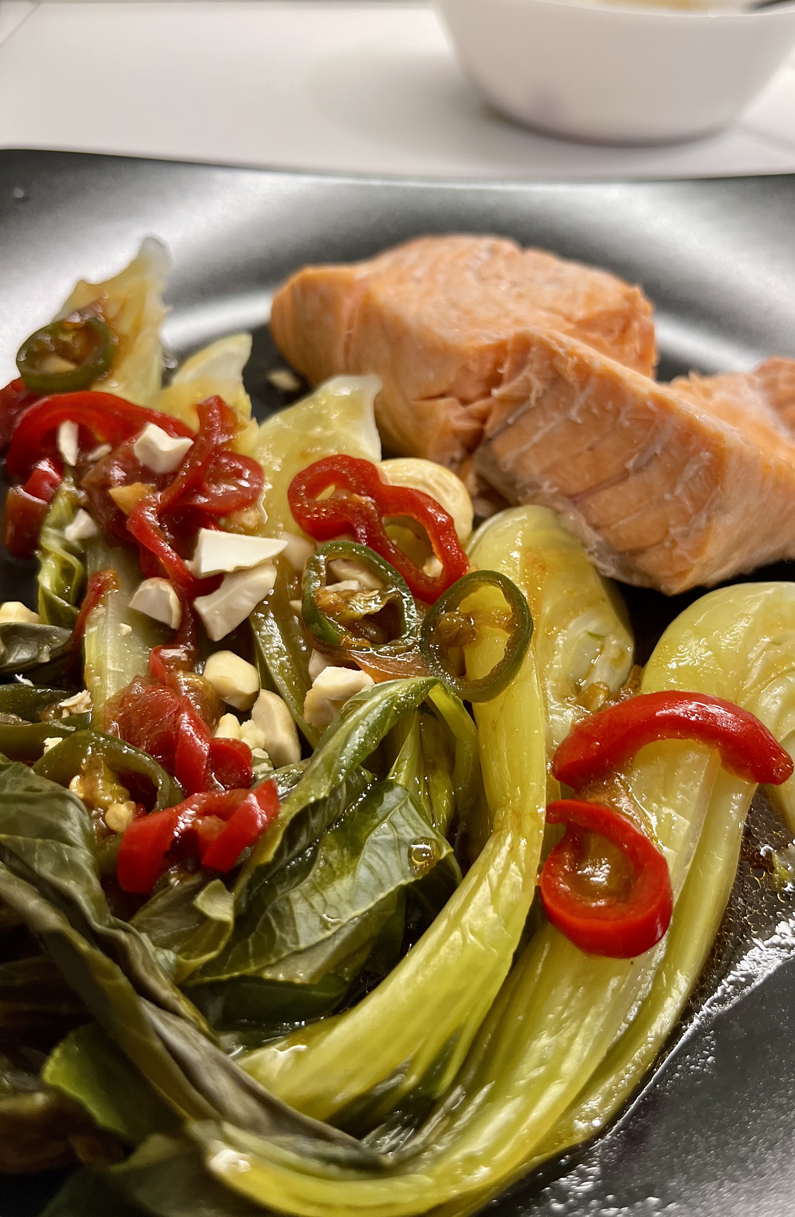 Pak choi piccante e salmone