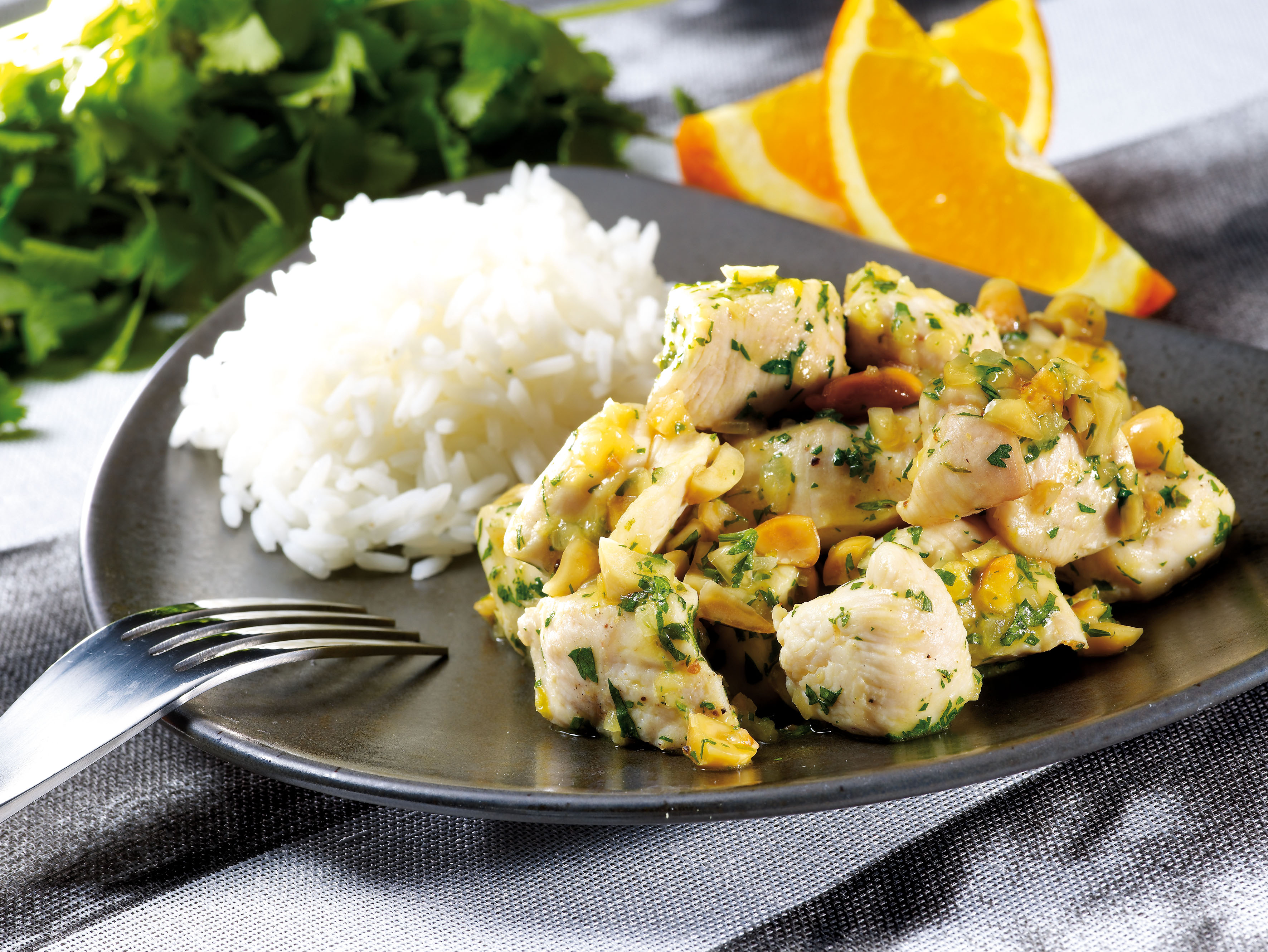 Hähnchen mit Erdnüssen und Orangensaft, in der ActiFry zubereitet