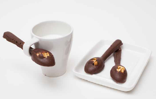 Cucchiai di cioccolato e arachidi