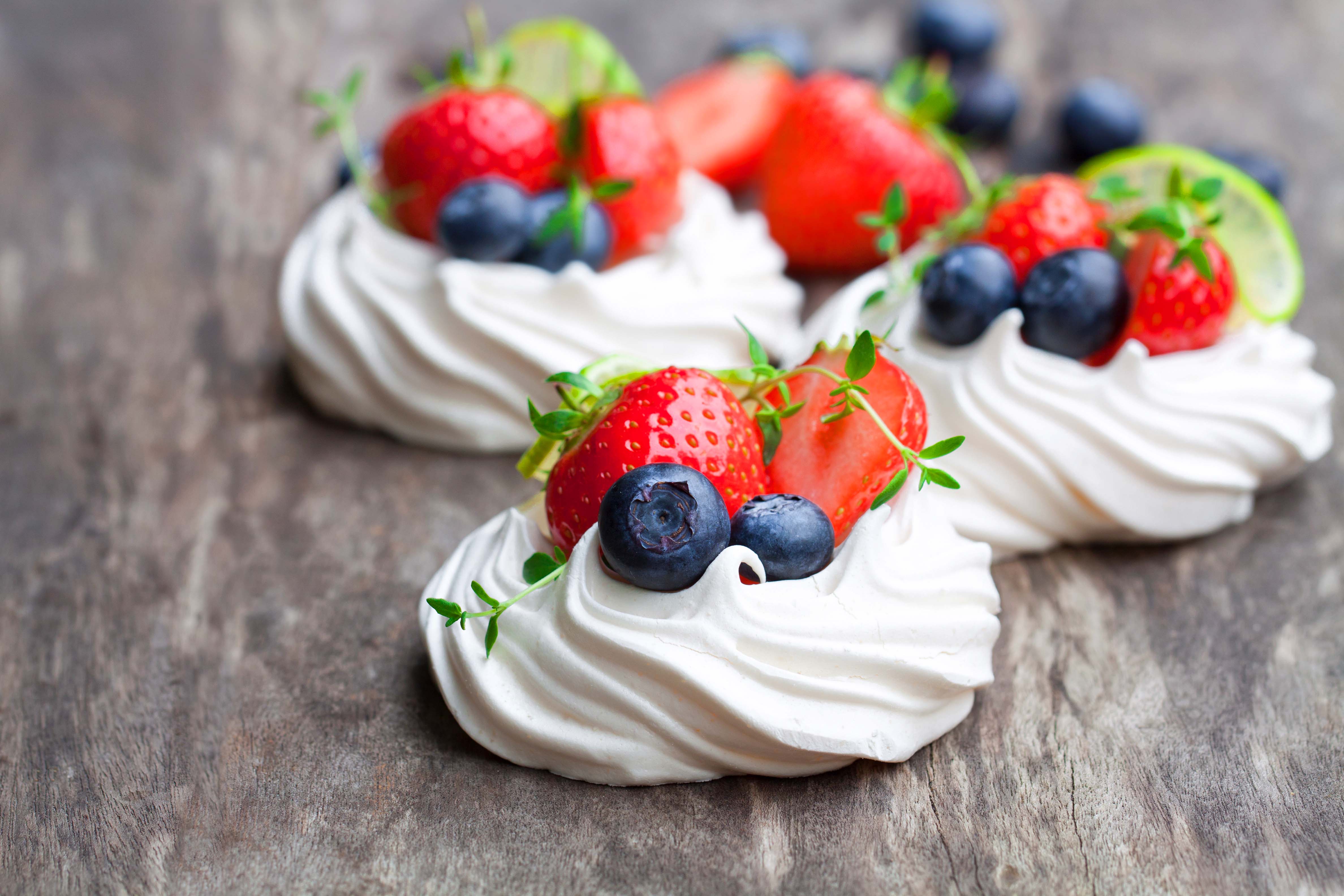 Glutenvrije pavlovataart met rode vruchten