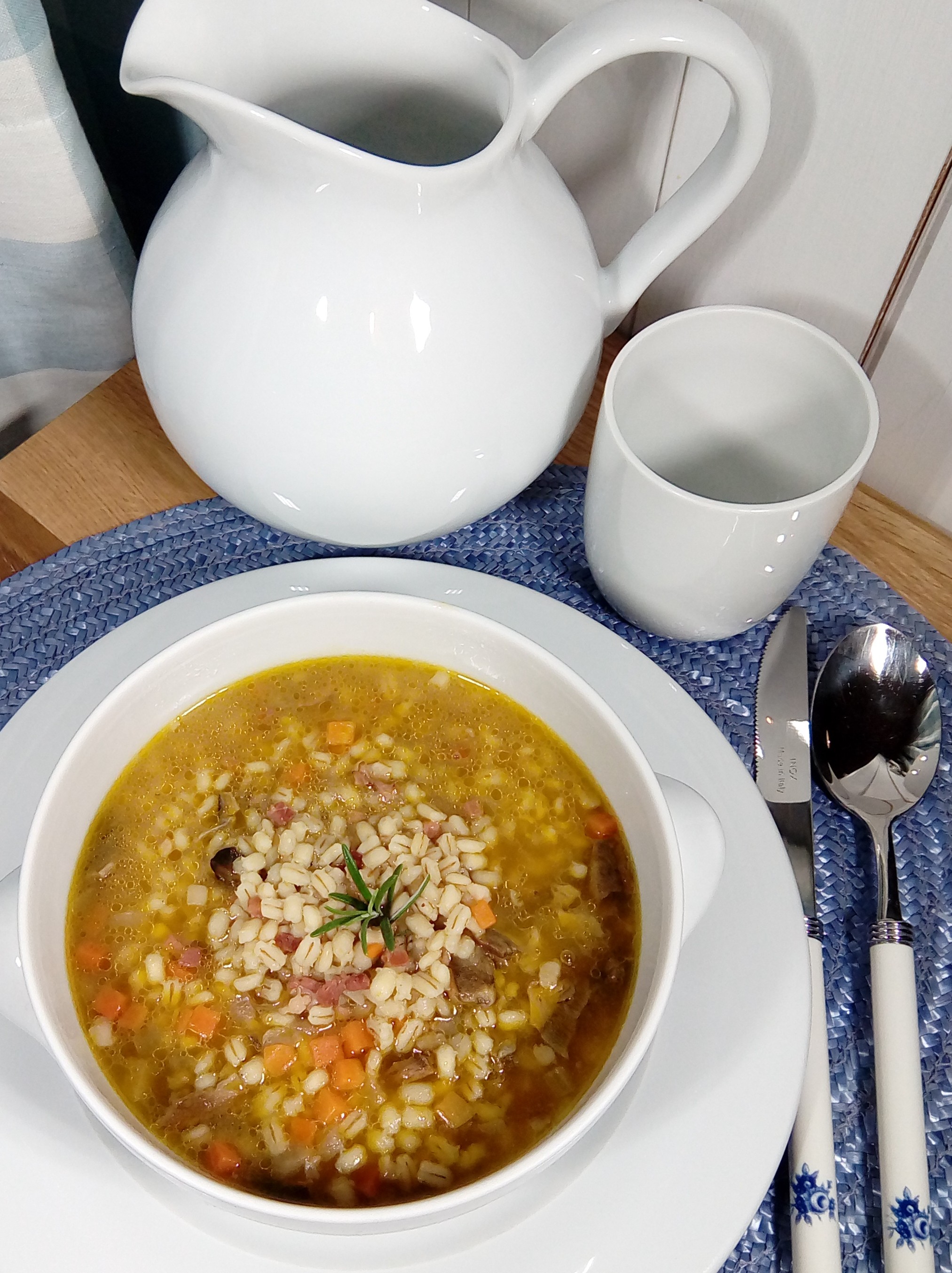 Minestra d’orzo , speck e funghi porcini
