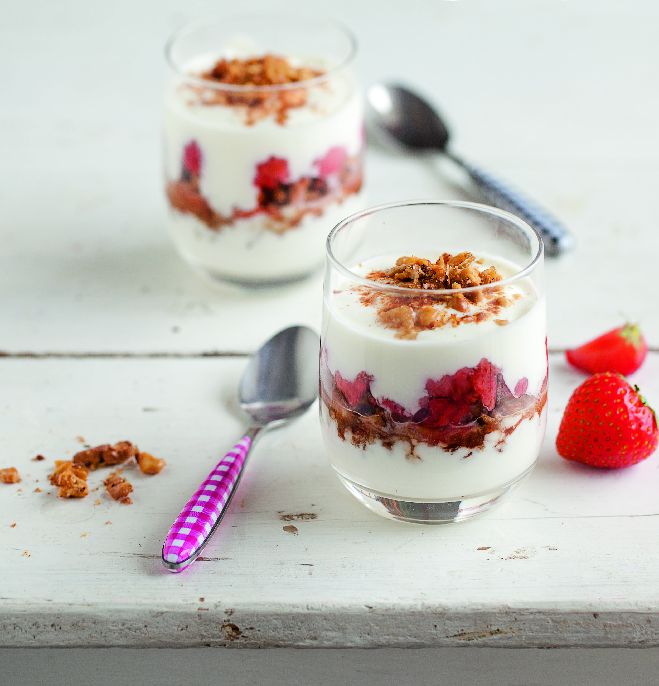 Rhabarber-Erdbeer-Kompott mit Joghurt und Walnüssen