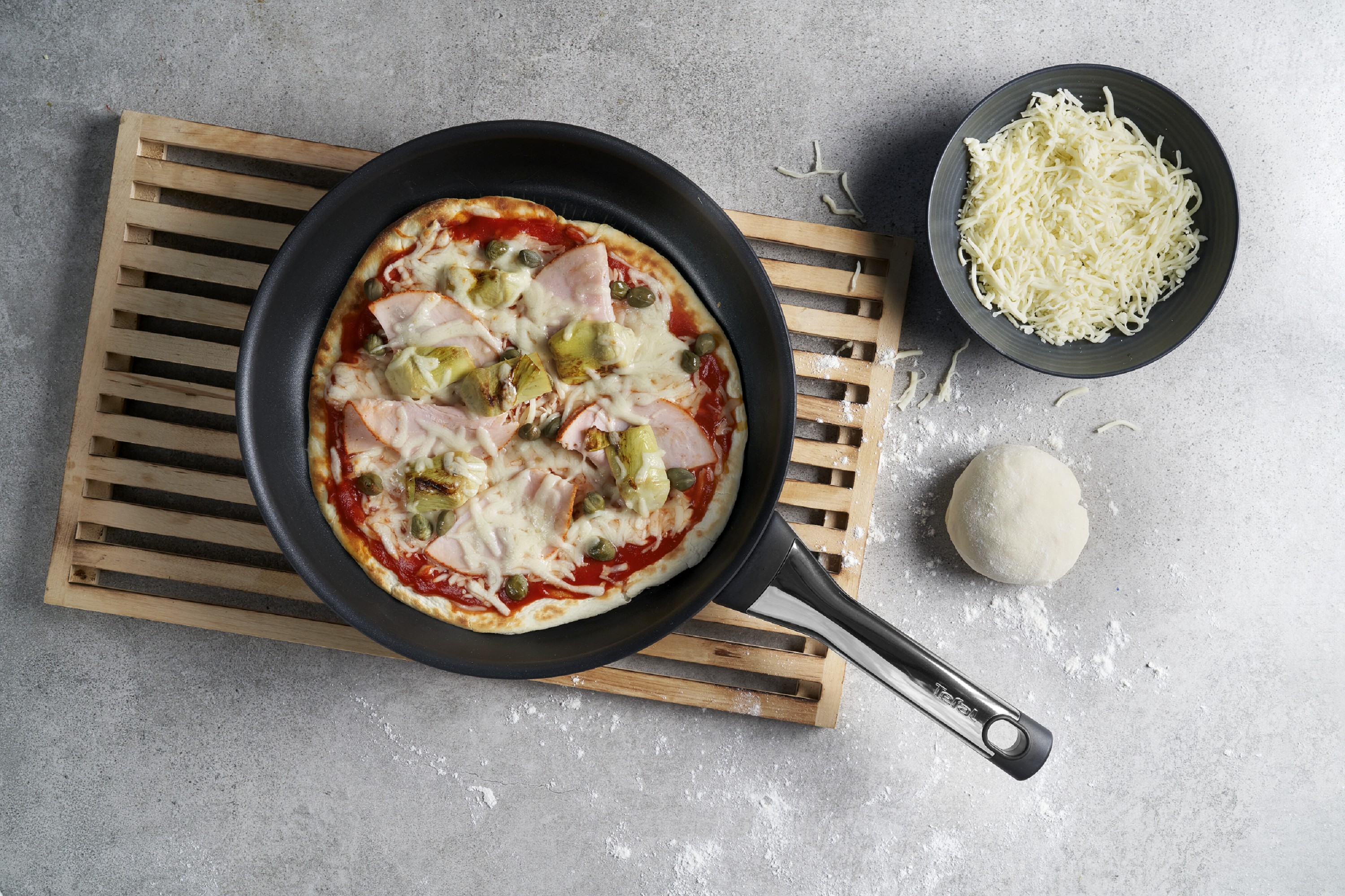 Pfannenpizza mit Putenbrust, Artischocke und Kapern