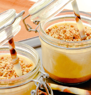 Einmachgläschen mit Karamellcreme mit gesalzener Butter und Popcorn