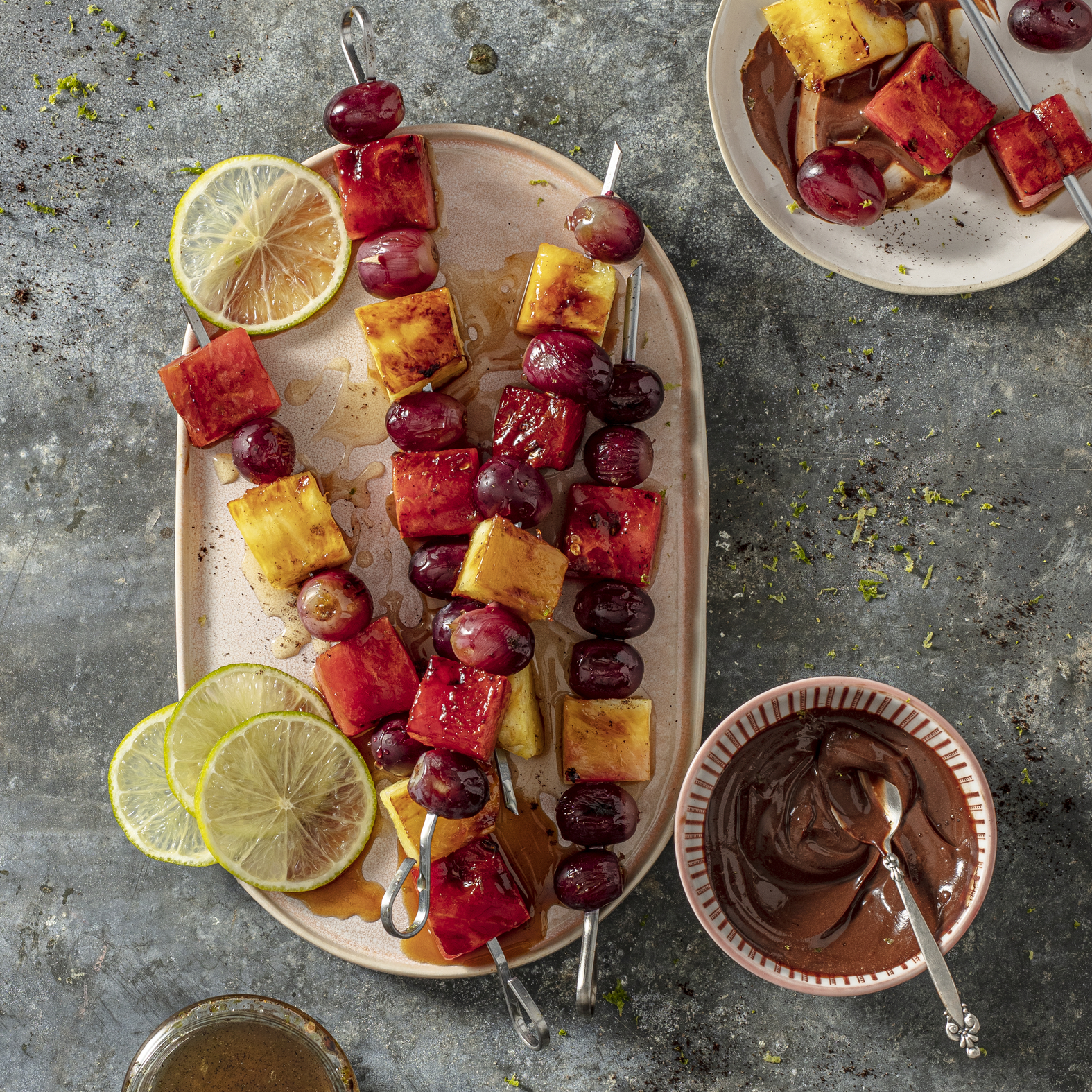 Brochetas de fruta a la parrilla con salsa de chocolate