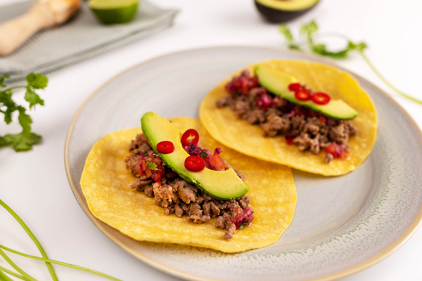 Tacos mejicanos con carne picada, aguacate y pico de gallo