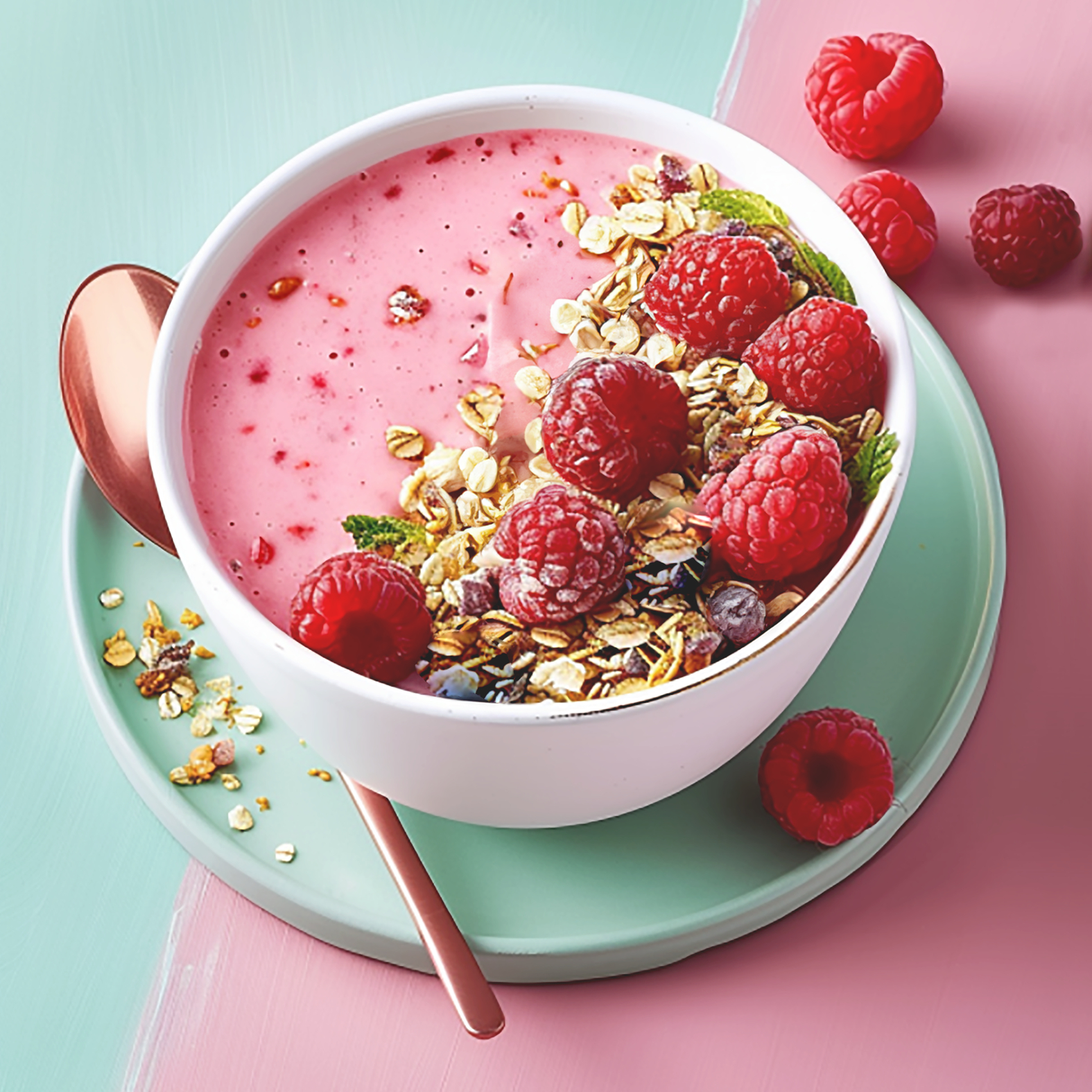 Smoothie bowl di frutti rossi, yogurt e granola