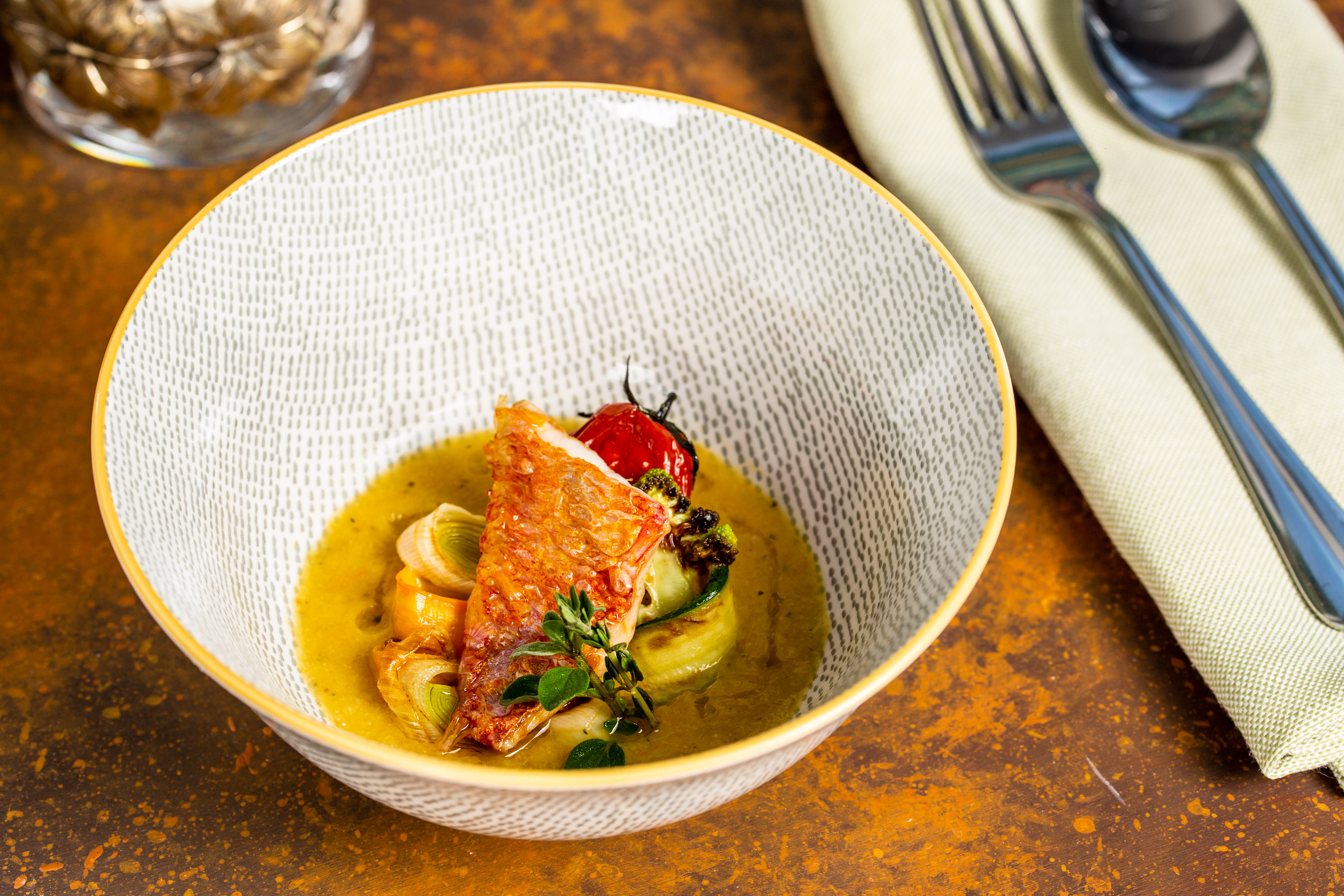 Triglie arrostite con crema di minestrone al barbecue di porri brasati
